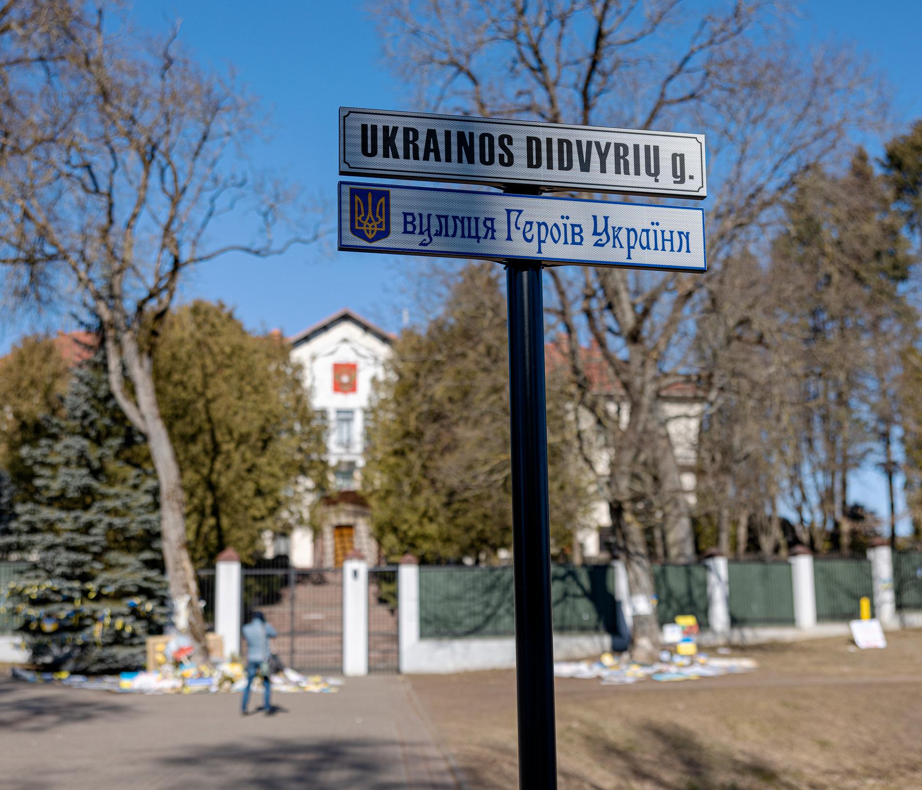 Gatan framför Rysslands ambassad i Vilnius har på rekordtid döpts om till De ukrainska hjältarna gata.