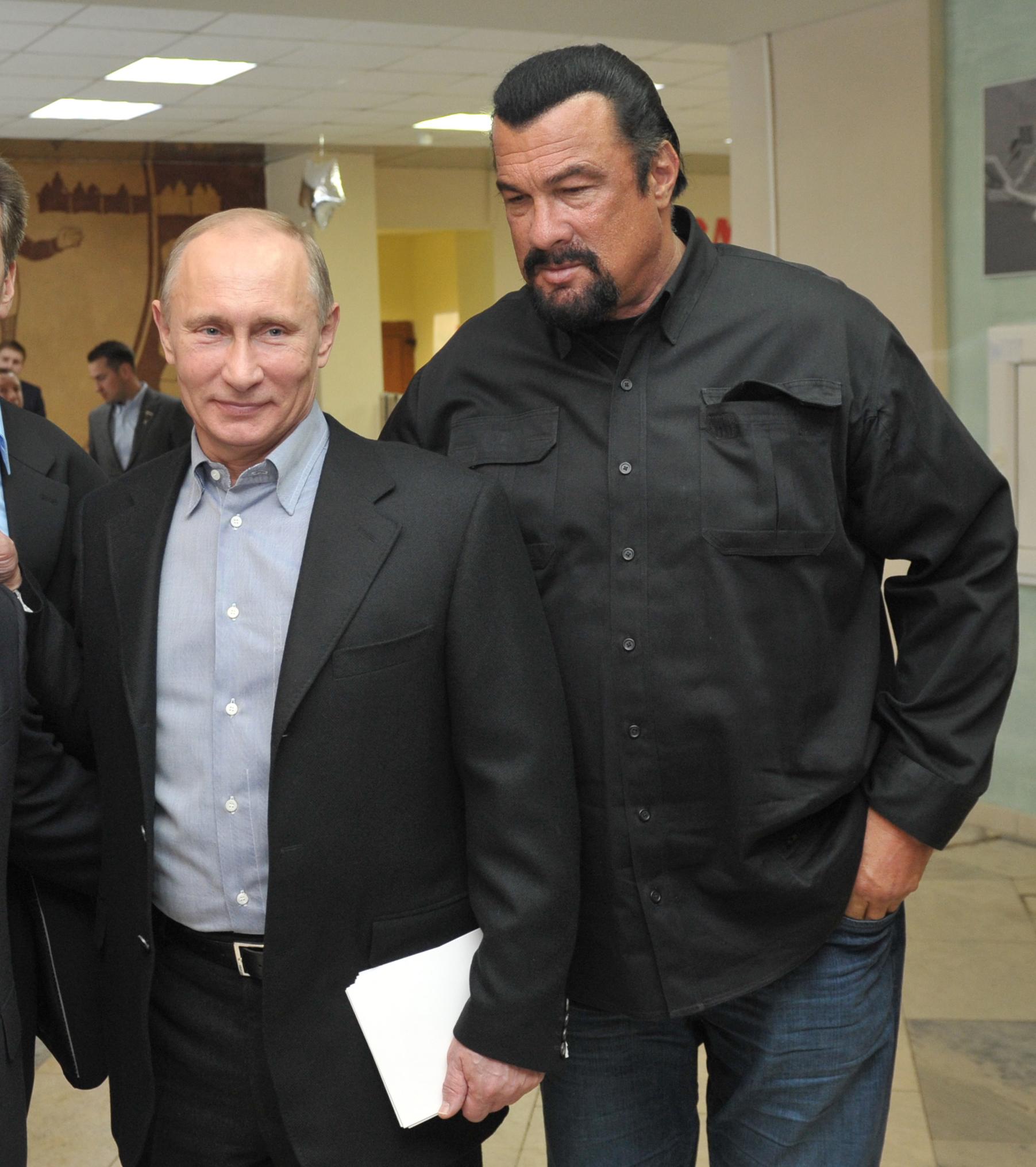 Putin och Seagal tittar på en ny idrottsarena 2013.