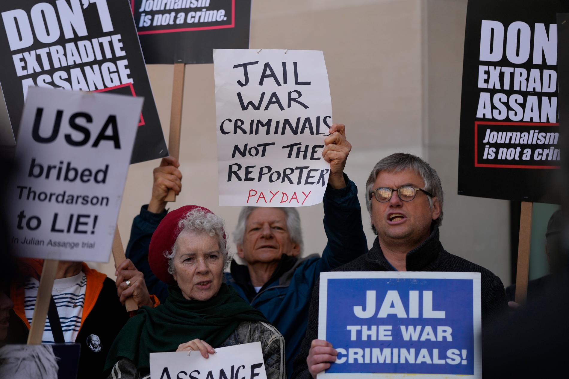 En demonstration mot utlämning av Wikileaks grundare Julian Assange utanför en domstol i London i april. Arkivbild
