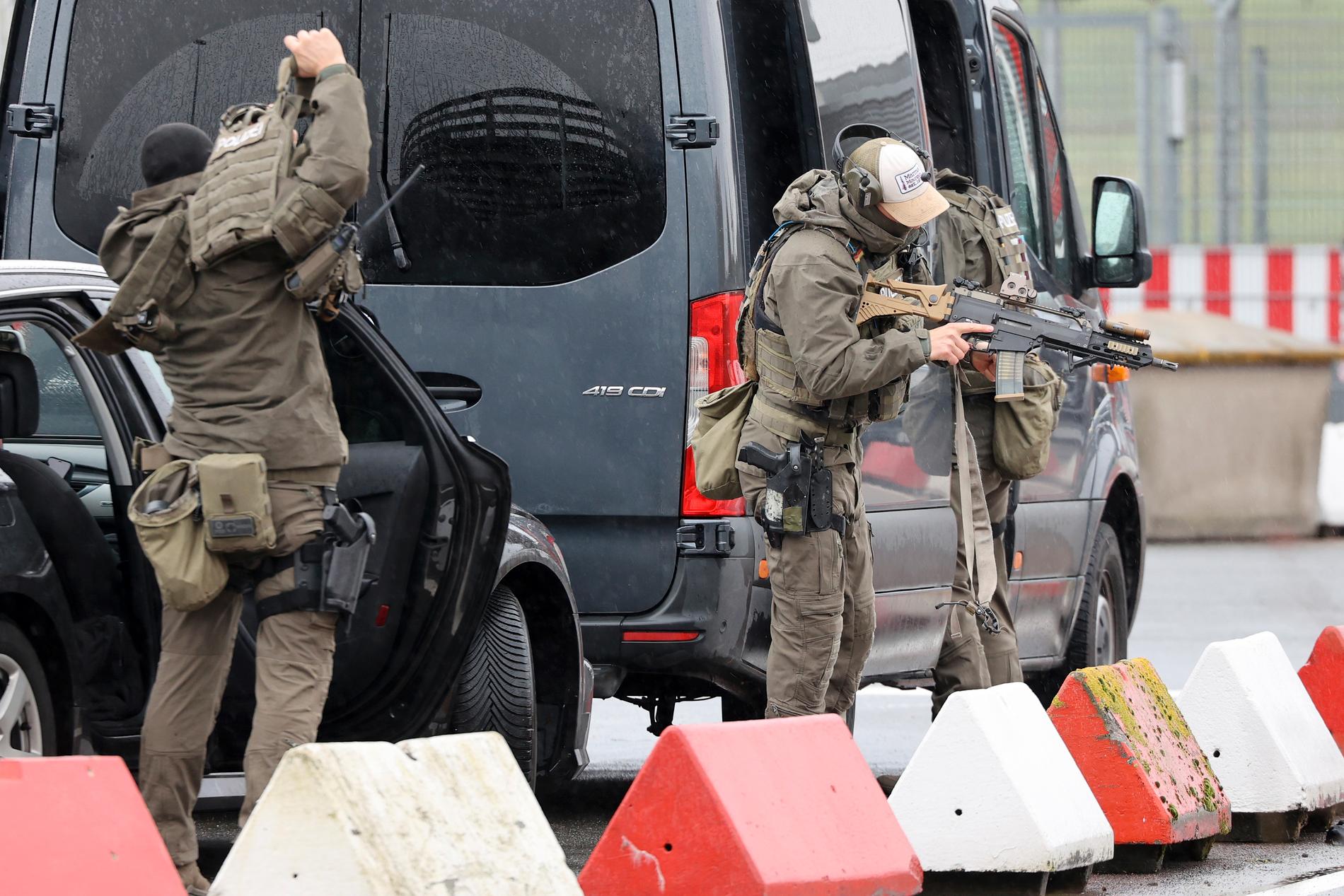 Beväpnad polis på flygplatsen i Hamburg. 