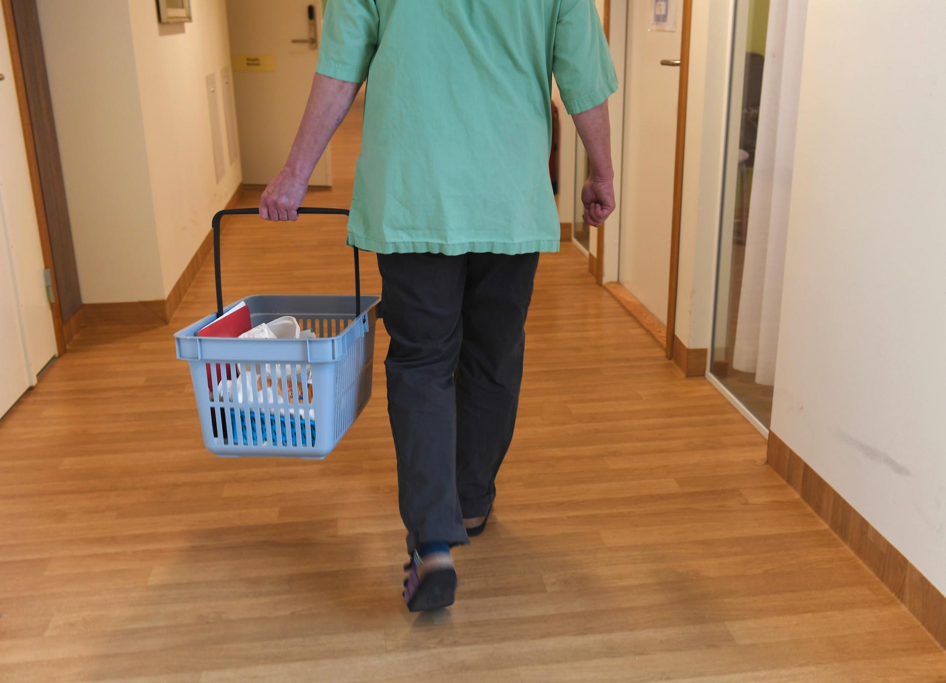Region Västmanland ger 400 kronor mer i lön till den undersköterska som ansöker och får ut ett yrkesbevis från Socialstyrelsen. Arkivbild.