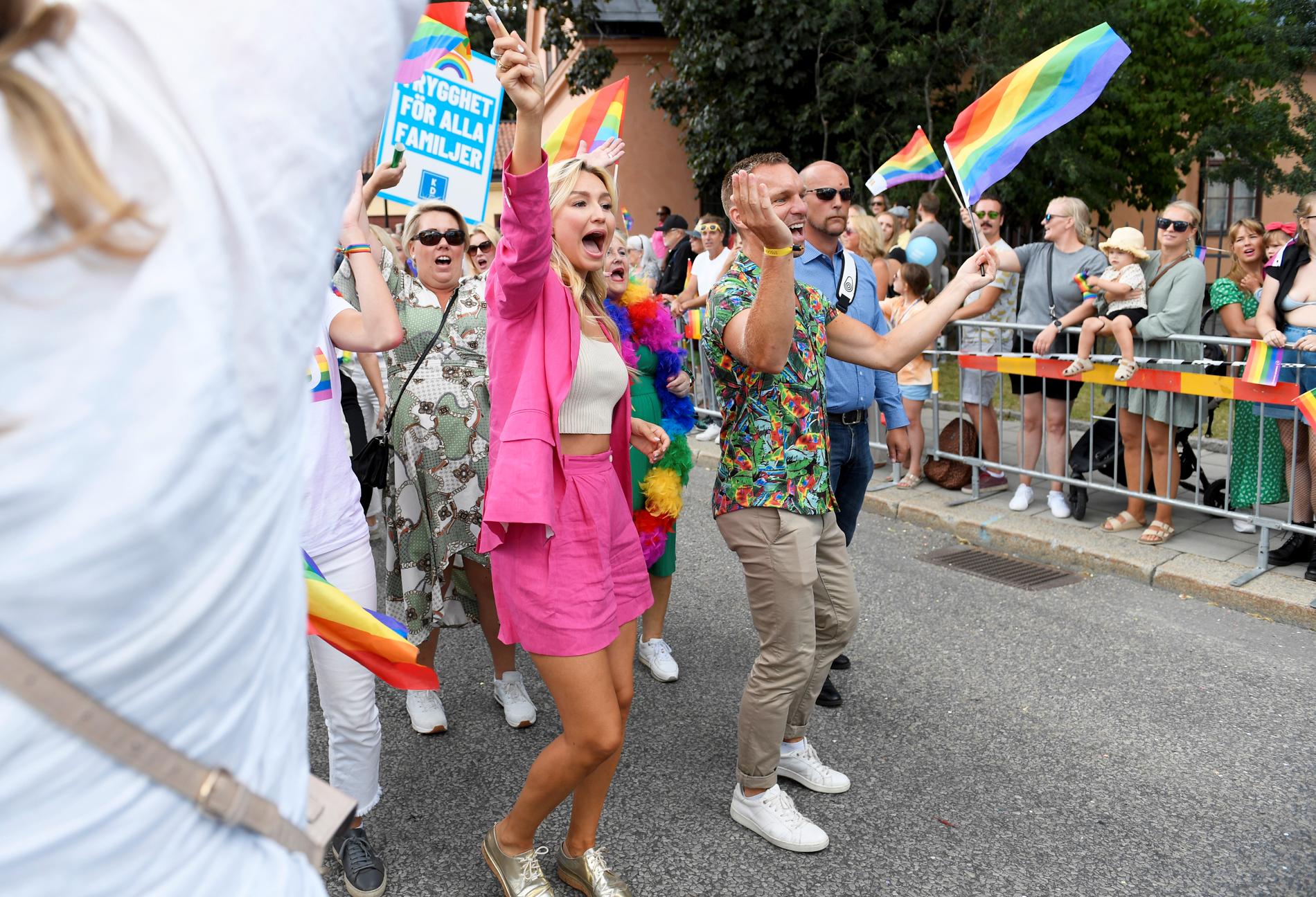 Kristdemokraternas partiledare Ebba Busch och Erik Slottner (KD) går i årets prideparad i Stockholm.