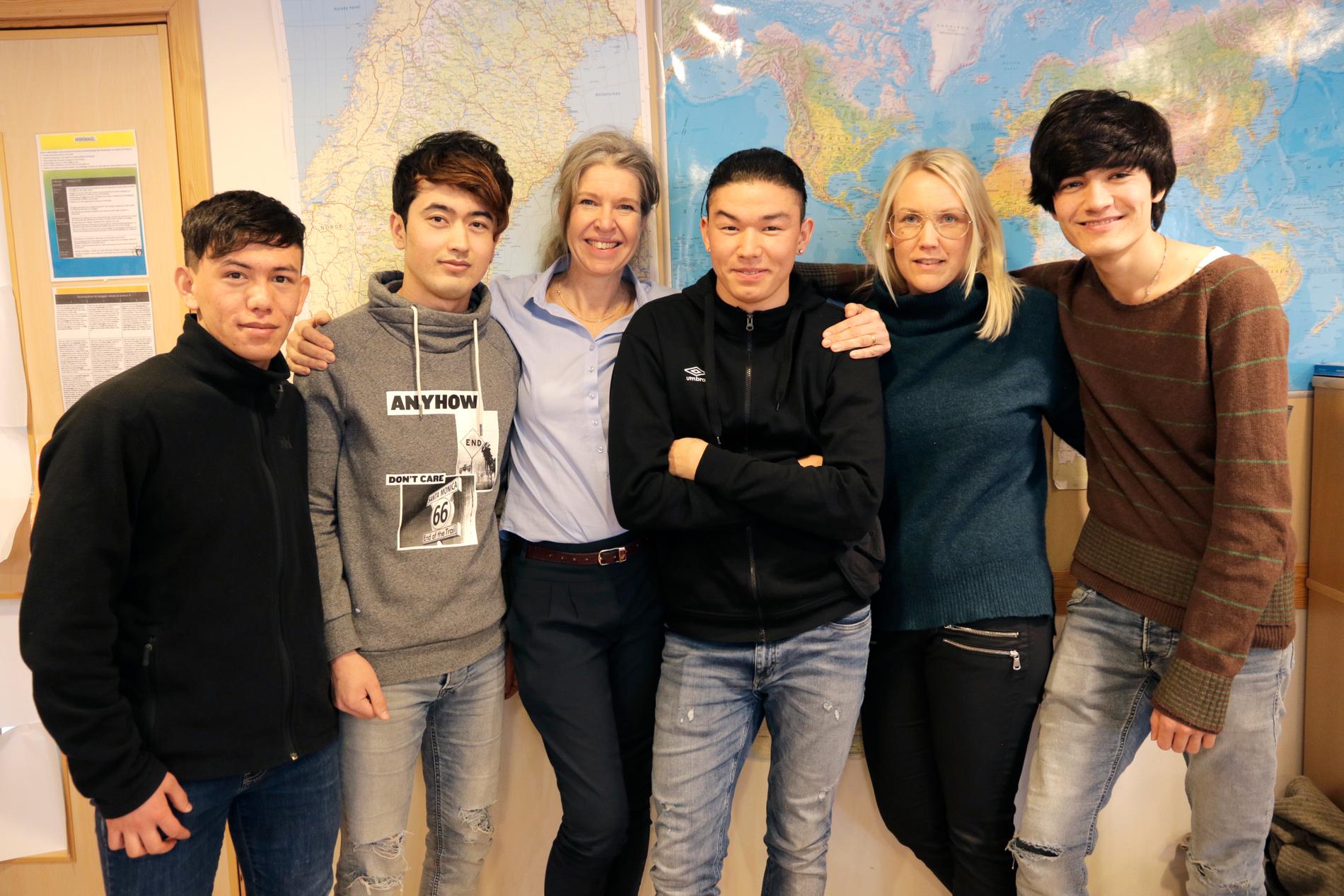 I Tappströmsskolan på Ekerö går 25 nyanlända elever, varav hälften är ensamkommande. Här tillsammans med sina lärare Eva och Emma. 