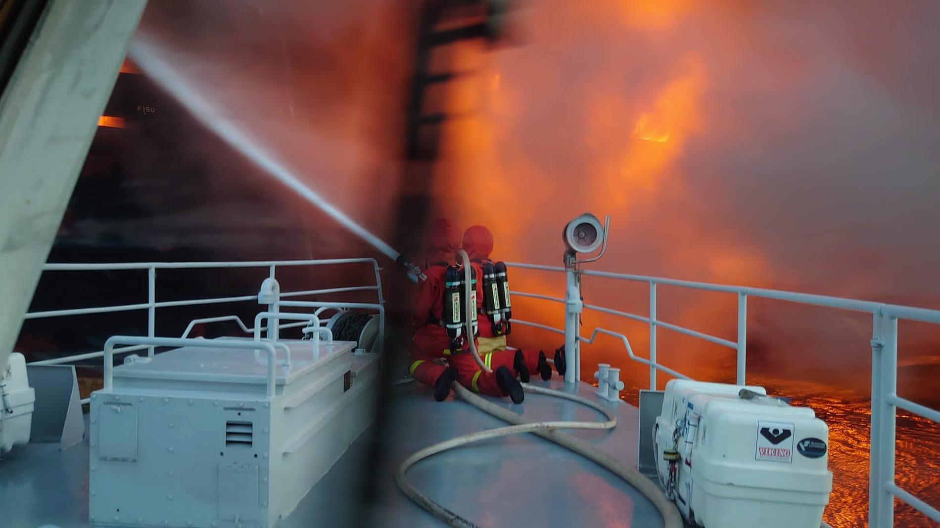 Arbetet för att släcka branden ombord på fartyget Almirante Storni pågår för fullt.