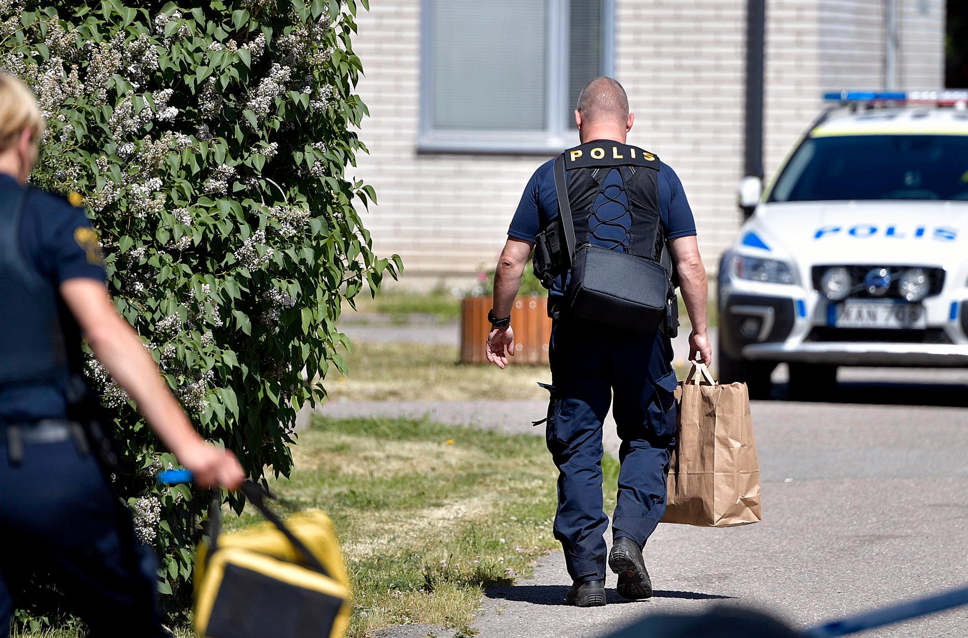 Två personer har skadats vid en skottlossning i Uppsala.