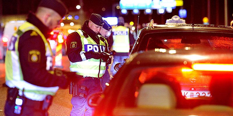 Polisen genomför en "riktig" trafikkontroll på Essingeleden i Stockholm.