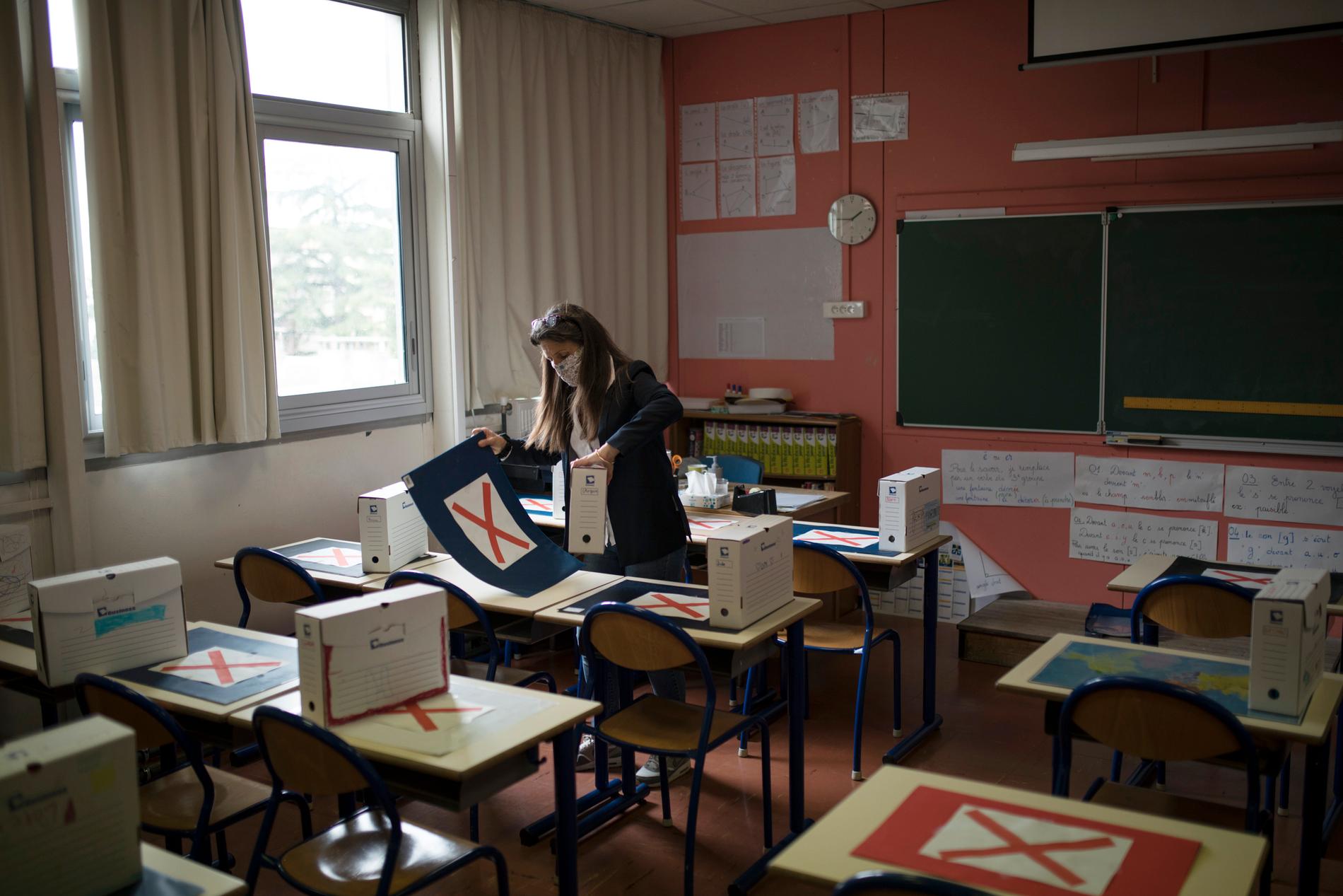 En lärare på grundskolan Saint-Tronc Castelroc förbereder för elevernas återkomst under måndagen.