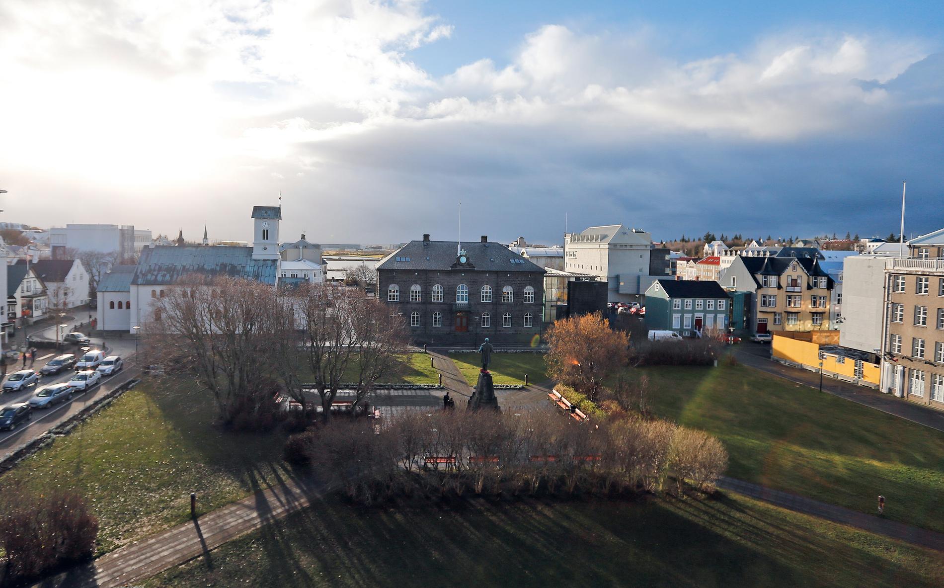 Det isländska alltinget har 63 mandat. Det ligger i den mörka byggnaden i mitten av denna bild, i Reykjavik. Arkivbild.