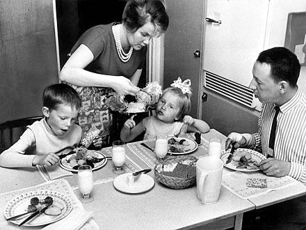 tillbaka till 60-talet Är det så här alliansen tänker sig att en svensk familj ska se ut – igen? Hemmafrun – nu avlönad med skattepengar – har middagen på bordet när maken kommer hem från jobbet.