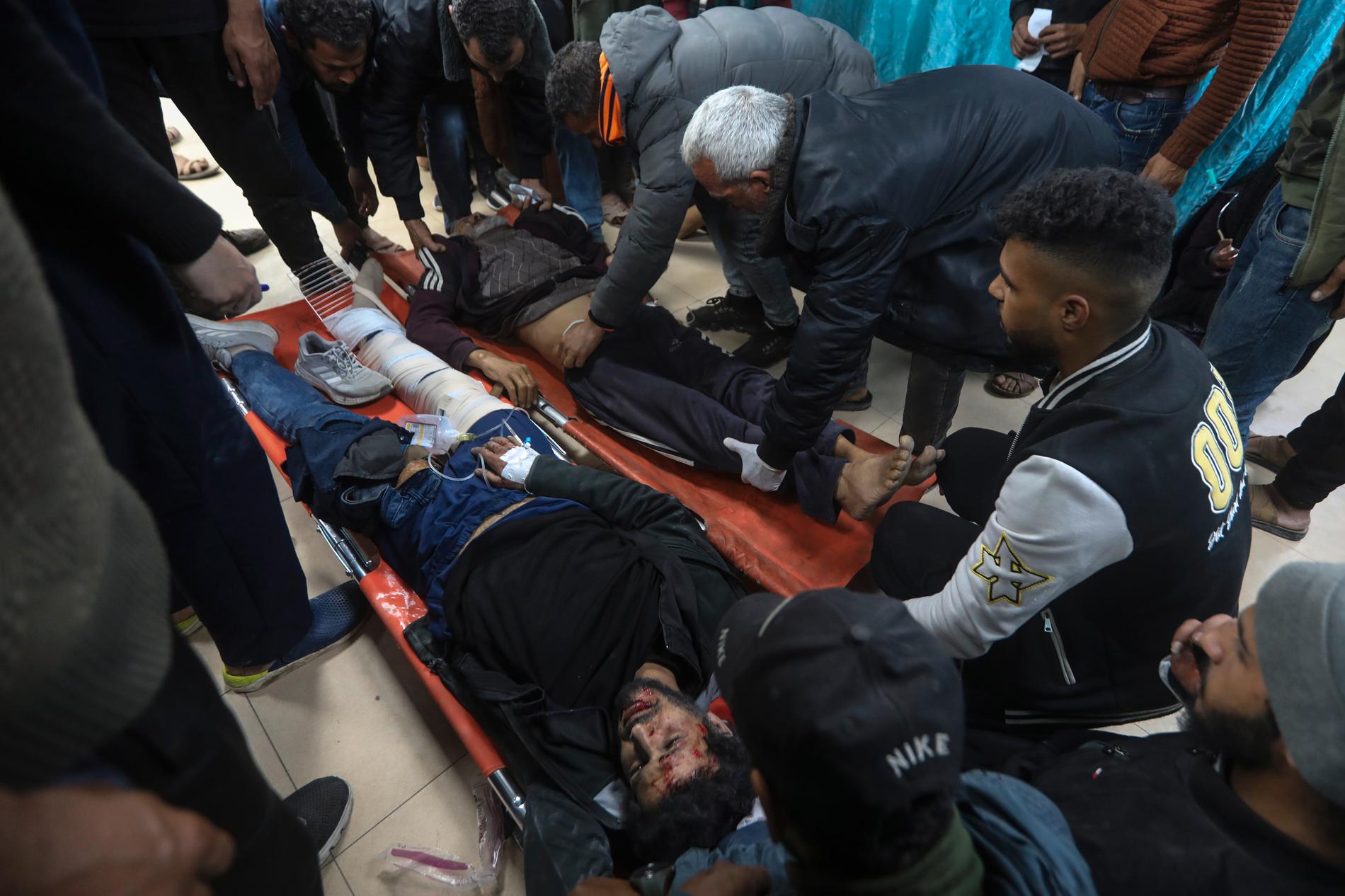 Skadade palestinier förs till al-Aqsa-sjukhuset i Gaza efter en israelisk attack, 25 mars.