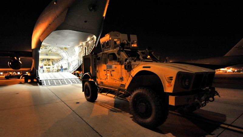 Oshkosh M-ATV lastas för transport till väntande soladeter i Afghanistan.