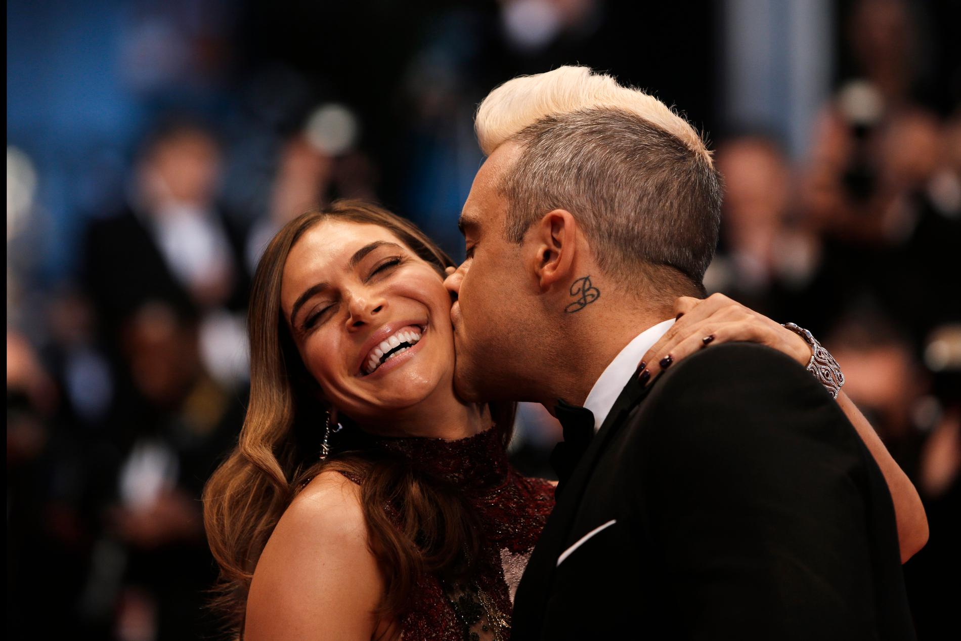 Robbie Williams kysser sin fru Ayda Field på Cannes filmfestival.