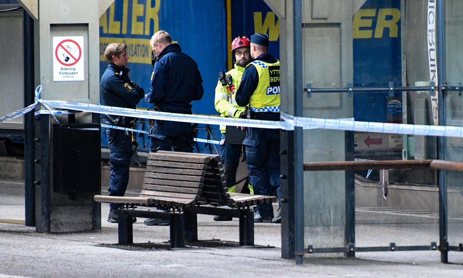 Polis och räddningstjänst på plats efter att en kvinna blivit påkörd av tåget på Lunds centralstation i början av december i fjol sedan en man knuffat ner henne från perrongen. Arkivbild.