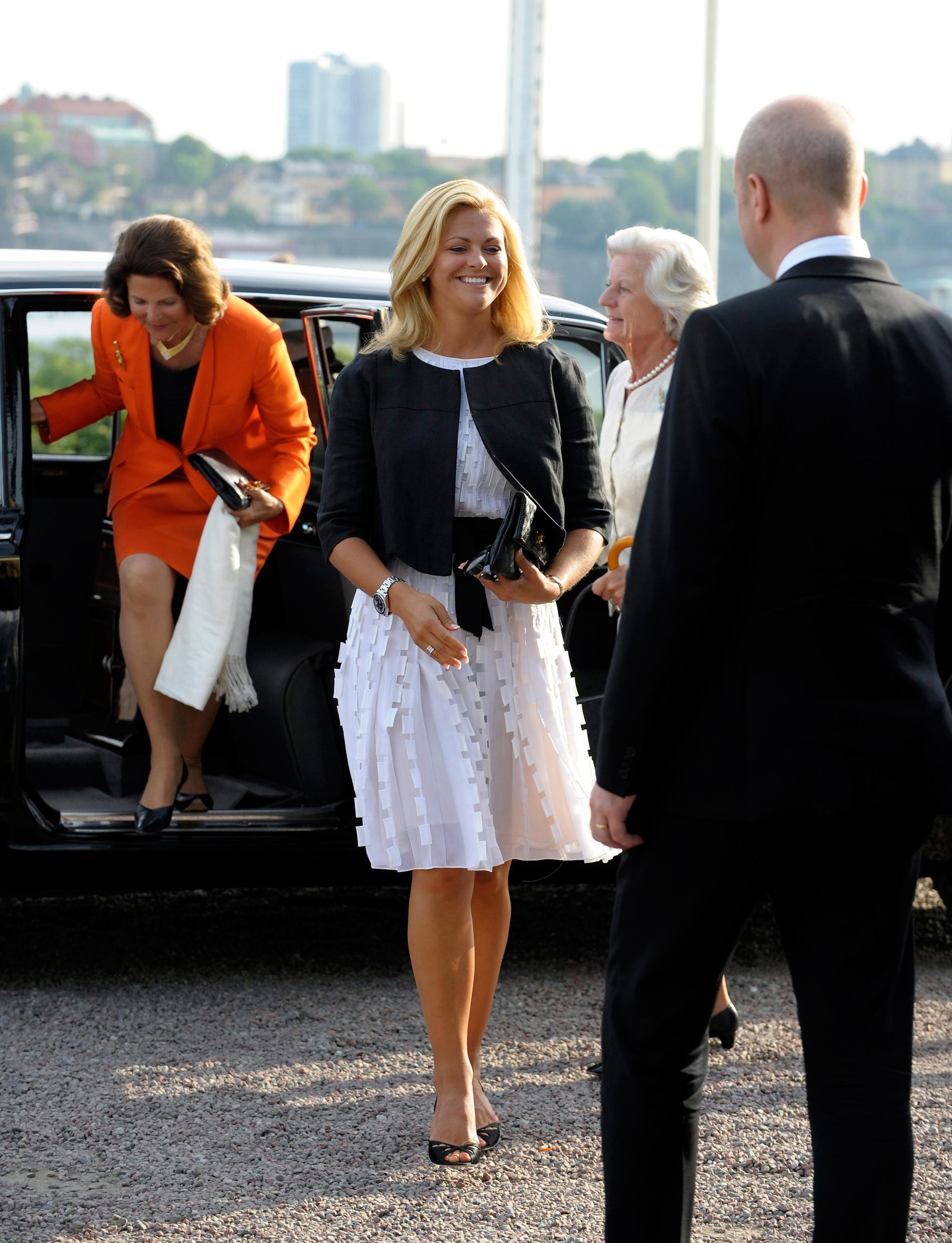 Prinsessan Madeleine var med vid EU:s invigningsfiran­de på Skansen och bar en Oscar de la Renta-klänning för 42 000 kronor. Och en Rolex för minst samma summa.