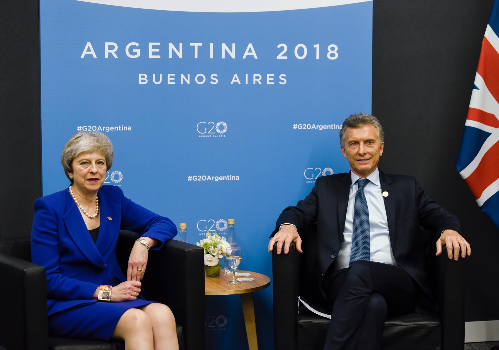 Storbritanniens Theresa May träffar Argentinas president Mauricio Macri.