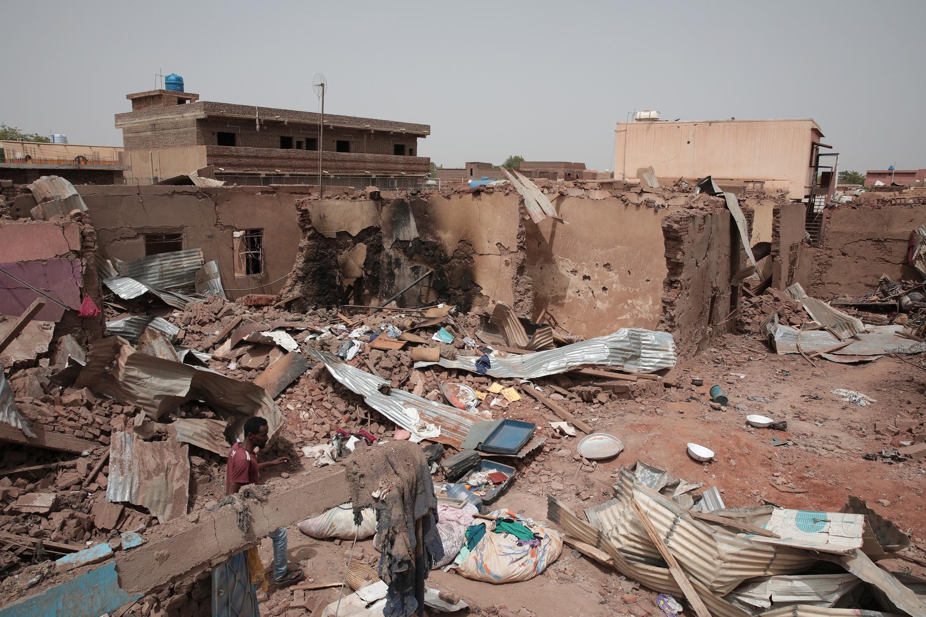 Flera hem och byggnader har blivit totalförstörda under konflikten.