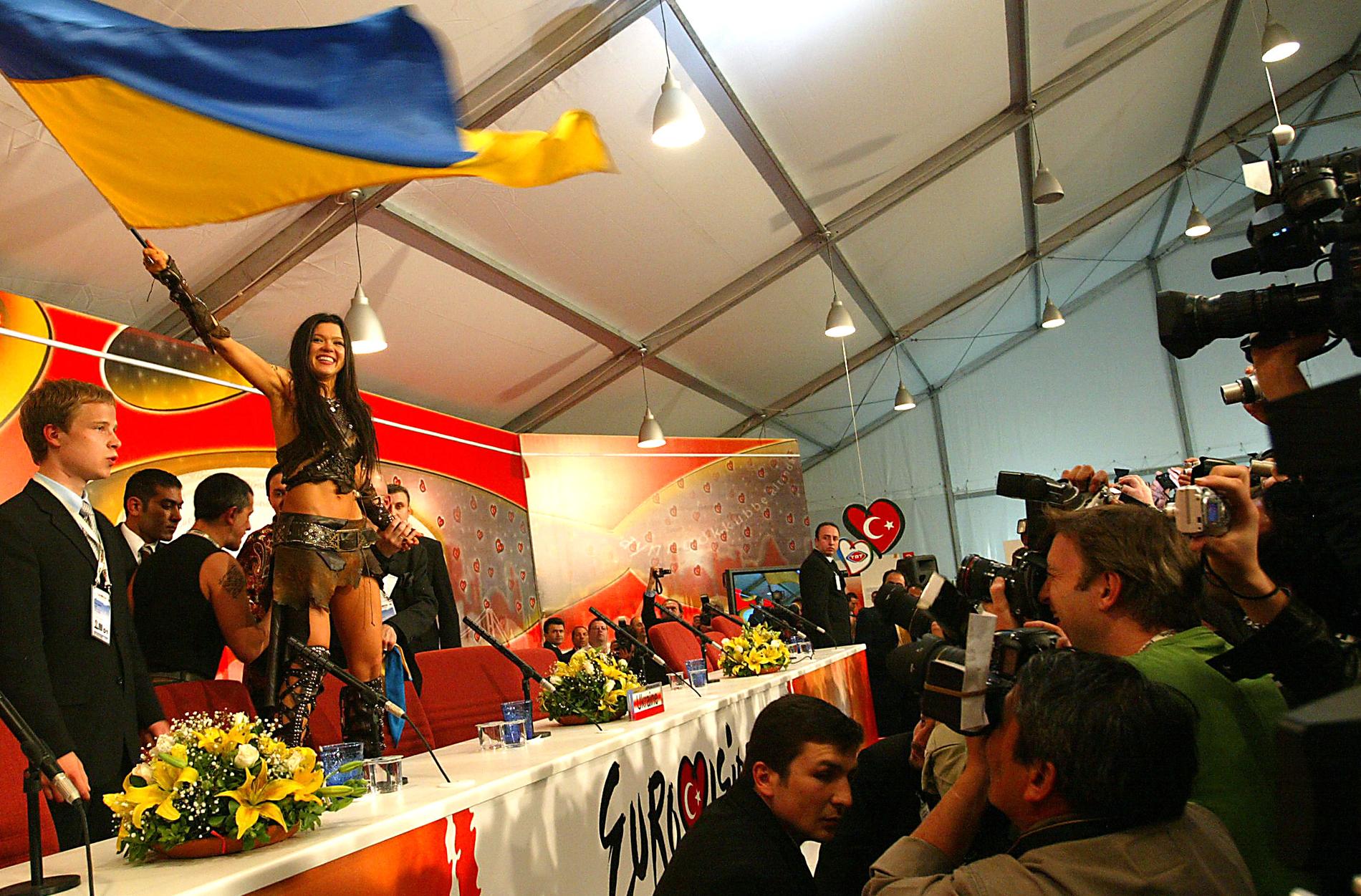 Ruslana på presskonferensen efter segern i Eurovision song contest i Istanbul 2004.