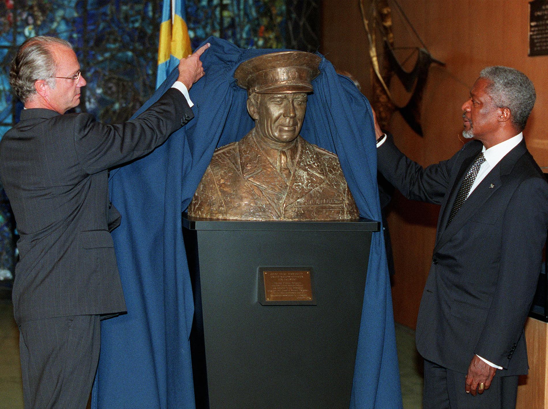 Kofi Annan och kung Carl XVI Gustaf avtäcker en minnesbyst av Folke Bernadotte 1998.