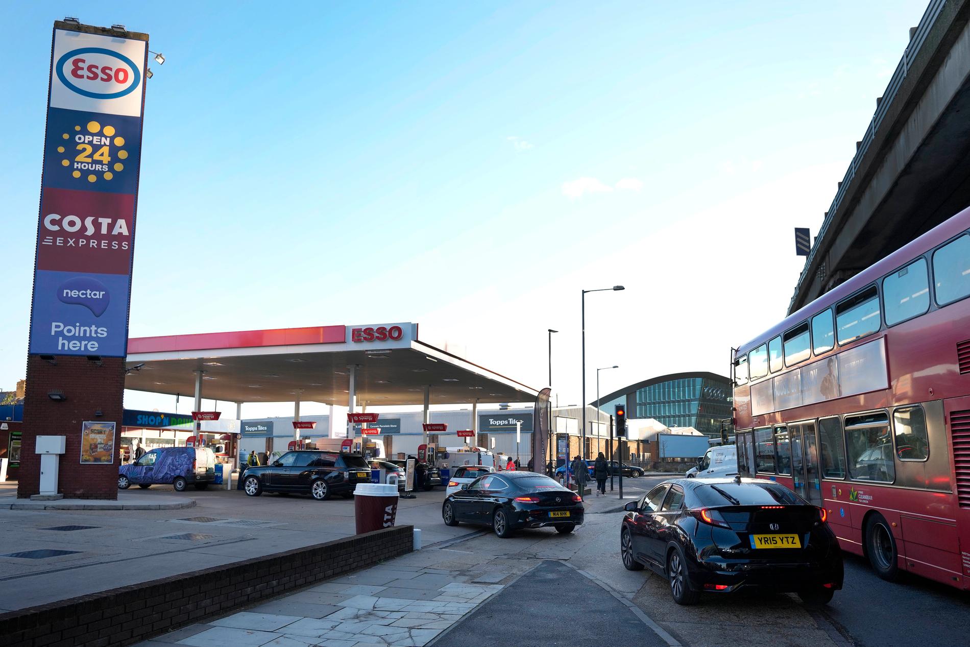 Under helgen hade nära 90 procent av bensinstationerna i Storbritannien slut på bensin.