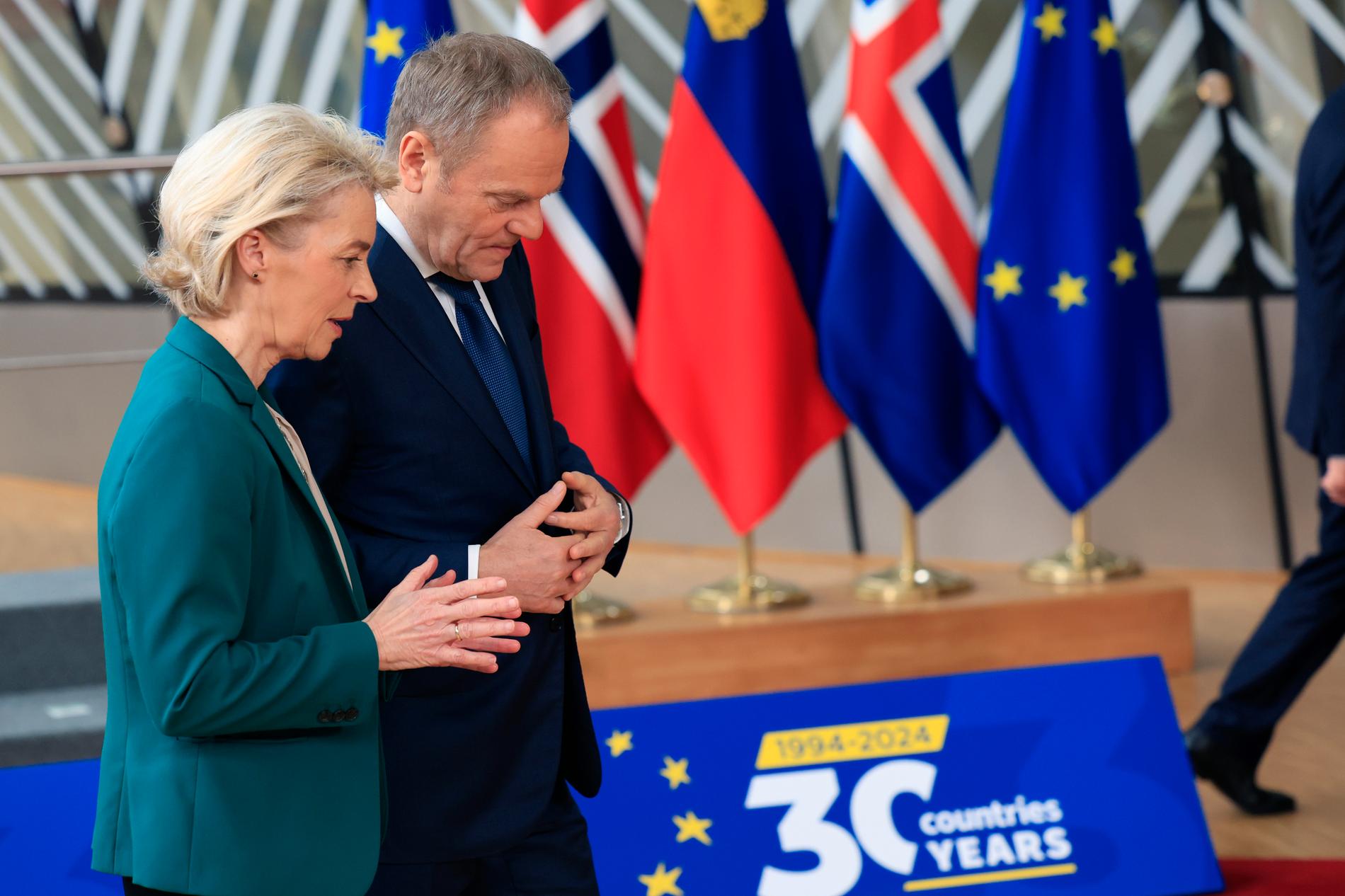 EU-kommissionens ordförande Ursula von der Leyen i samtal med Polens premiärminister Donald Tusk under fredagens fortsatta EU-toppmöte i Bryssel.