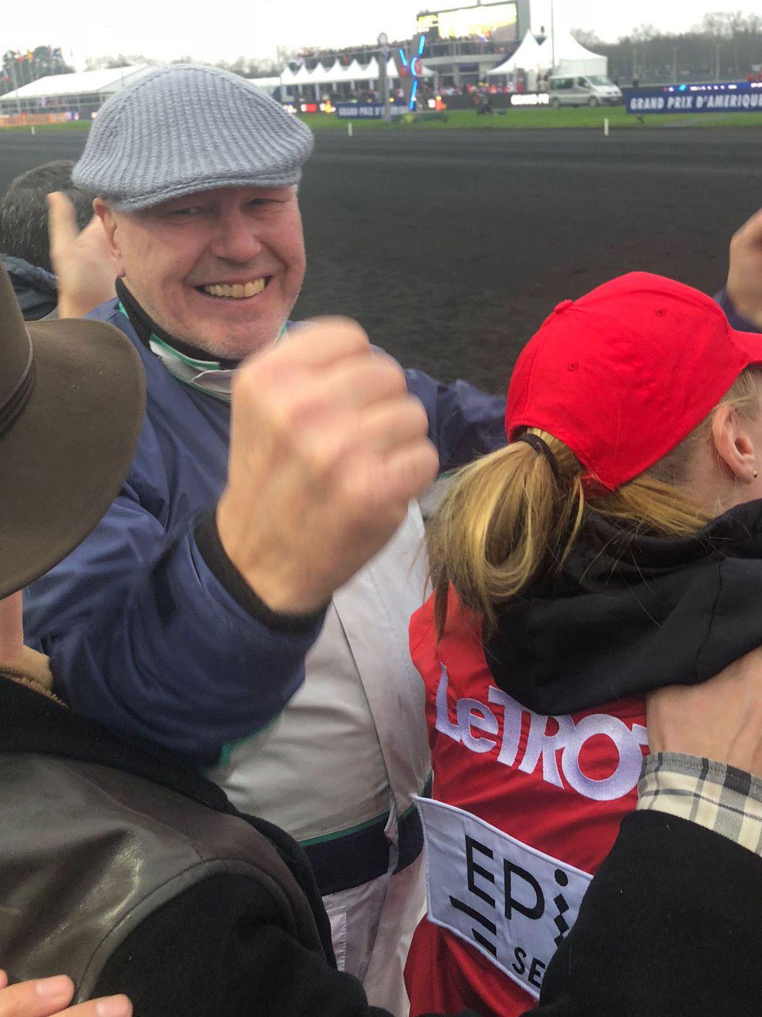 Timo Nurmos jublar direkt efter målgång av Prix d’Amérique 2018 där Readly Express segrade. Nu har han varit på plats i Frankrike hela veckan för att preparera sin stjärnhäst till det yttersta: ”Allt är perfekt”.
