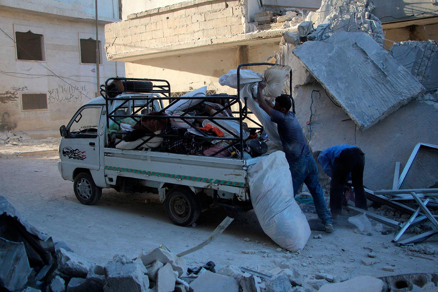 Familjen ska flytta till släktingar efter att deras tvåvåningshus bombats sönder, rapporterar AFP.