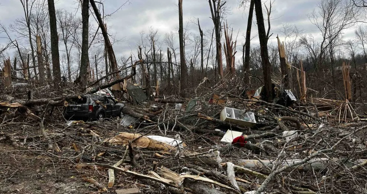 Sex dog och tusentals hem förstördes i tornadon.