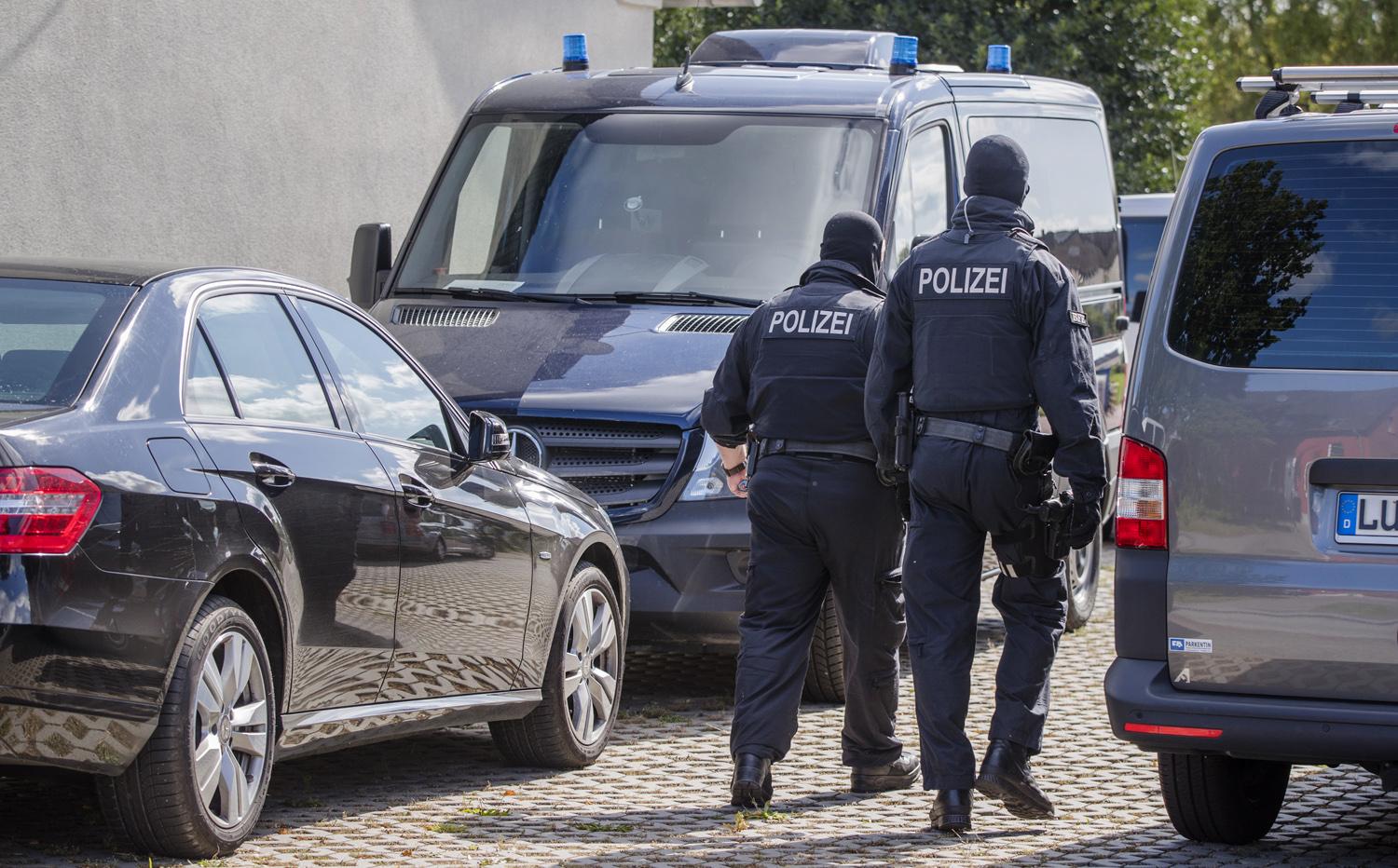 Tidigt i morse slog den tyska polisen till mot två högerextremister som planerat mörda vänsterpolitiker. 