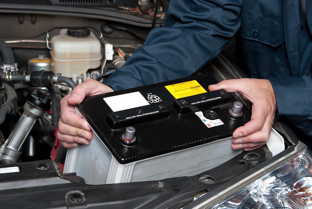Att ladda bilbatteriet kan förlänga livslängden.
