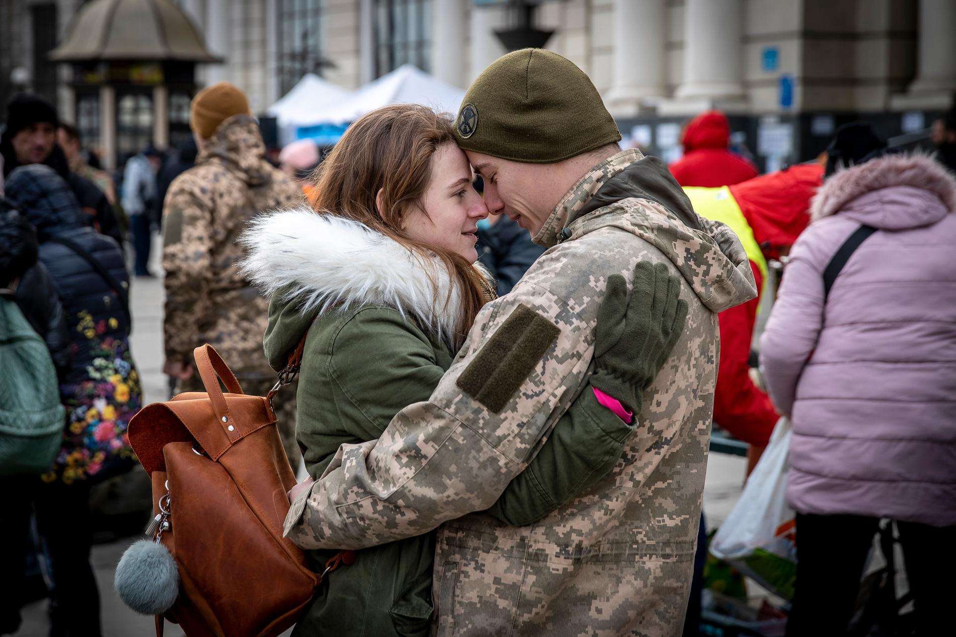 Ukrainska soldater säger adjö till sina flickvänner på Lviv tågstation innan fronten kallar.