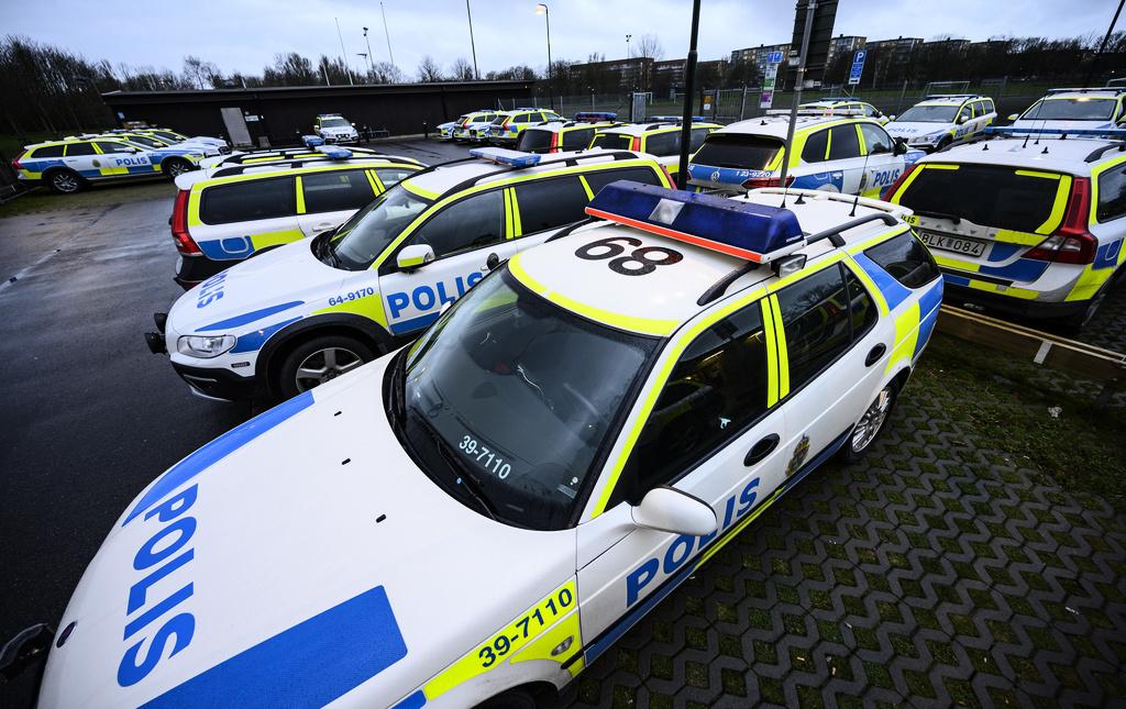 Polisbilar parkerade på Krocksbäcks IP då polisen, tullen och kronofogden gjorde ett av många tillslag i Malmö.