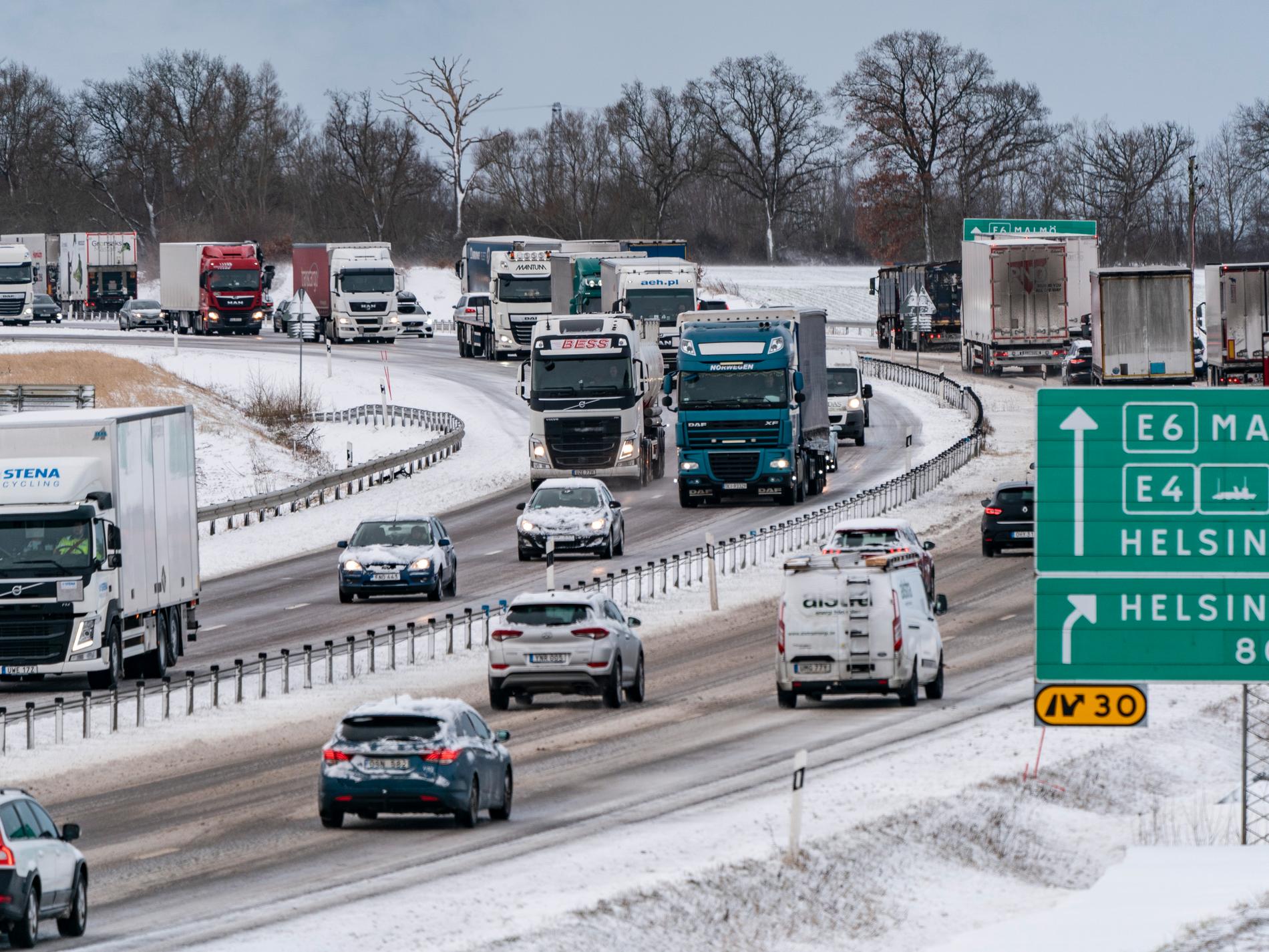 SMHI varnar för snö och halka – flera olyckor