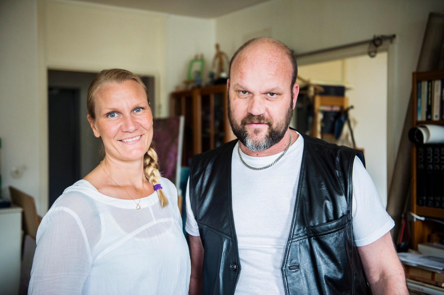 "Vi träffas ofta och har väldigt roligt tillsammans. Jag tycker att det är kul att vara med min brorsa. Han har nära till skratt och har en fantastiskt humor", säger Åsa Geuken om sin bror Mats, 47, här hemma i hans lägenhet.