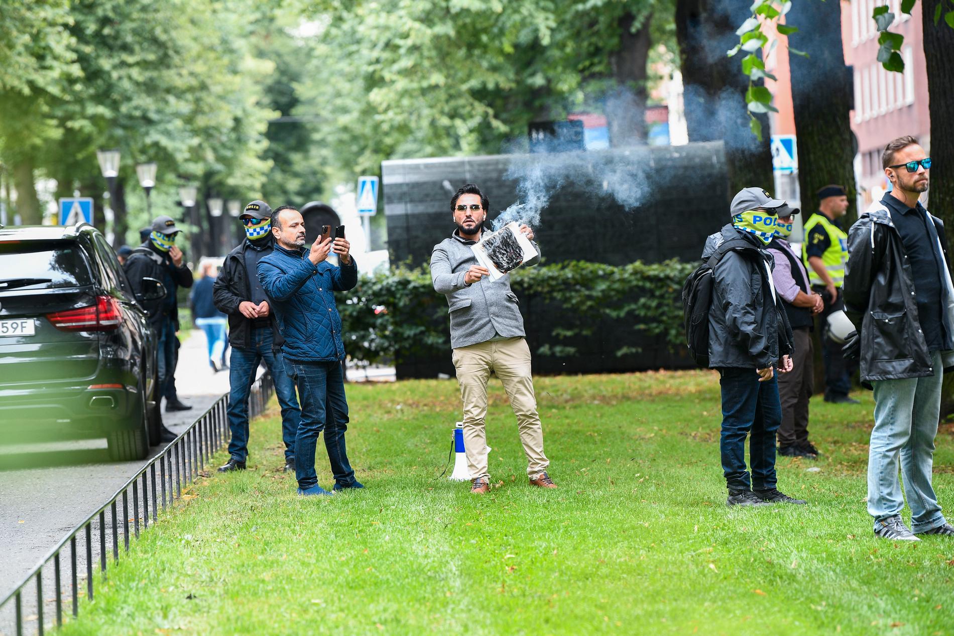 Salwan Momika vid Pakistans ambassad i Stockholm i måndags där han bränner en koran.