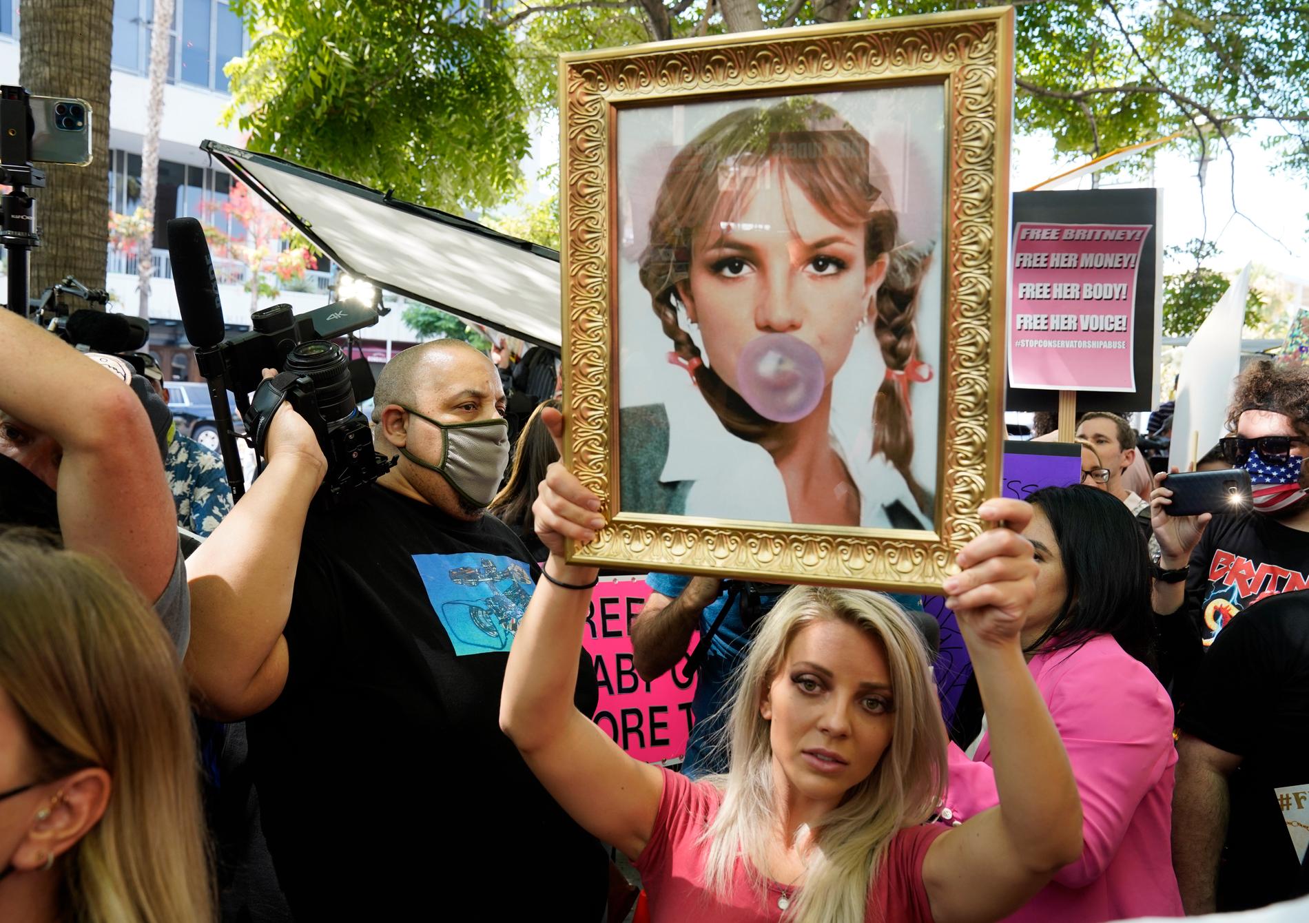 Anhängare av den så kallade "Free Britney"-rörelsen utanför domstolen i Los Angeles tidigare i juli.