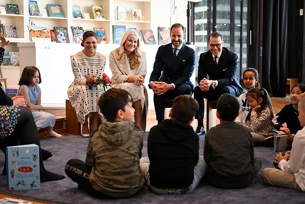 De två tronföljarparen fick en pratstund med en grupp barn på Kulturhuset i Stockholm. 