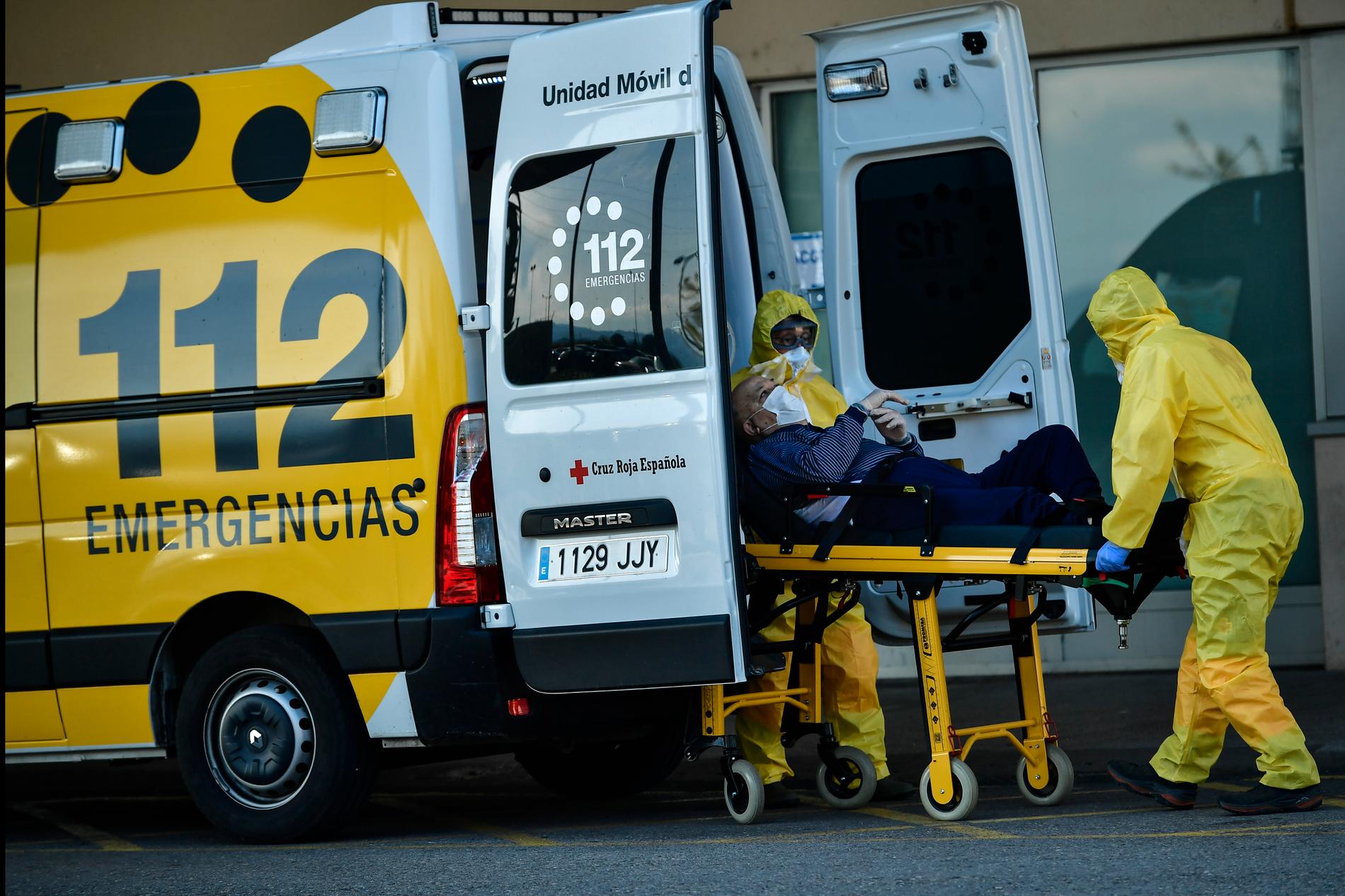 Ambulanspersonal, här i Logrono i norra Spanien, använder skyddsutrustning för att motverka smittspridningen.