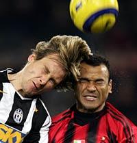 Juventus Pavel Nedved i en nickduell med Cafu.