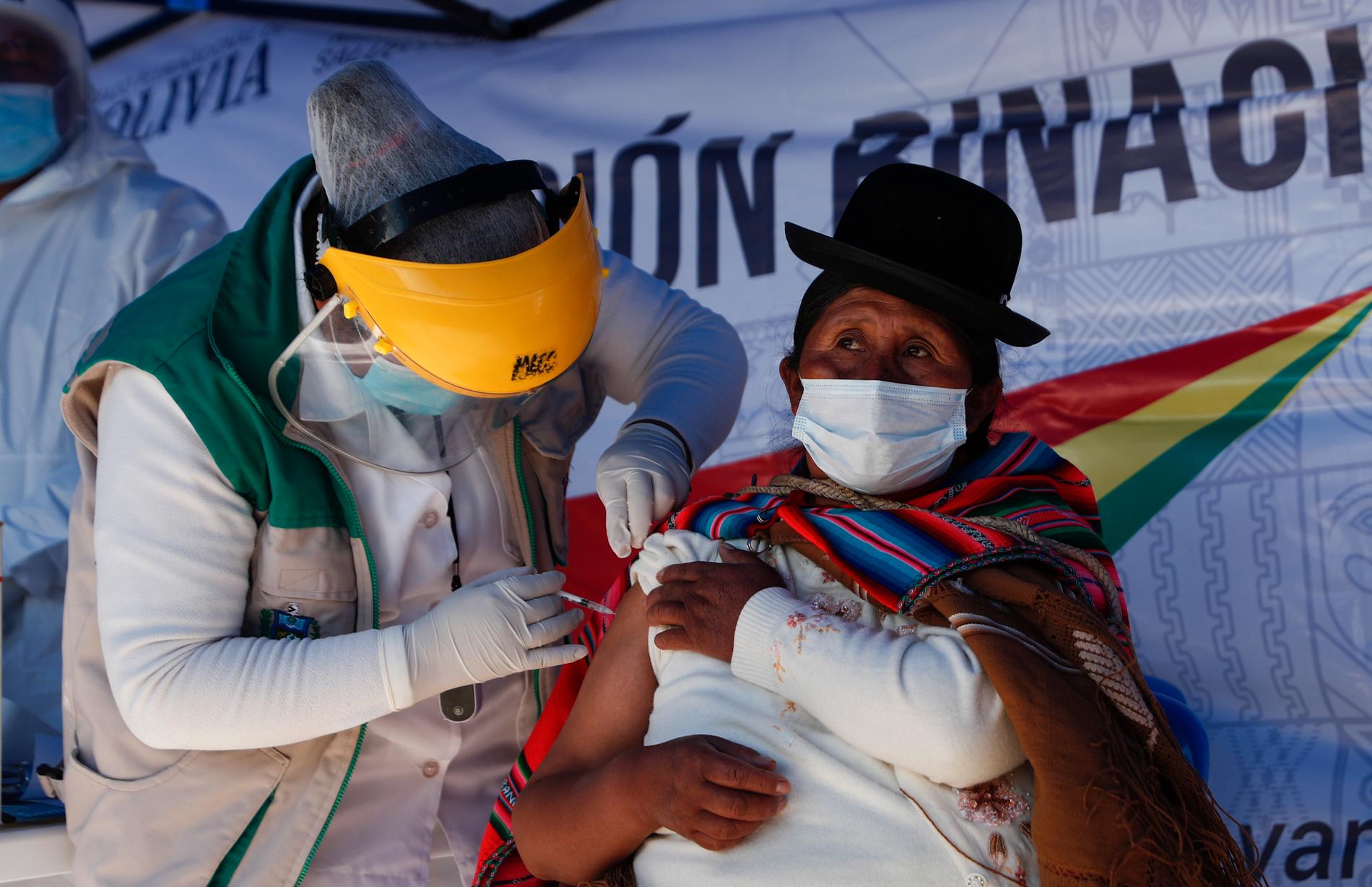 Elisabeth Ticona får en spruta vaccin vid gränsen mellan Bolivia och Peru.
