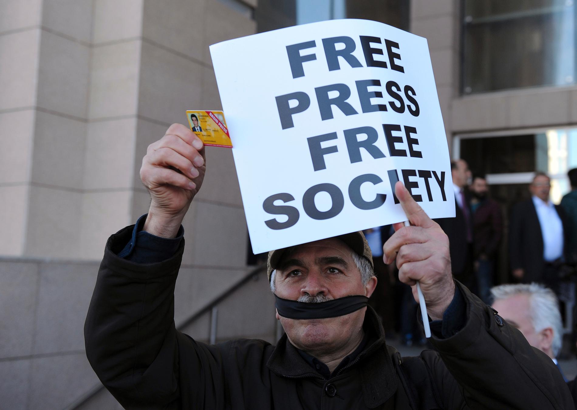 En turkisk journalist visar sitt presskort i en demonstration mot yttrande- och pressfrihet i Turkiet. Arkivbild.