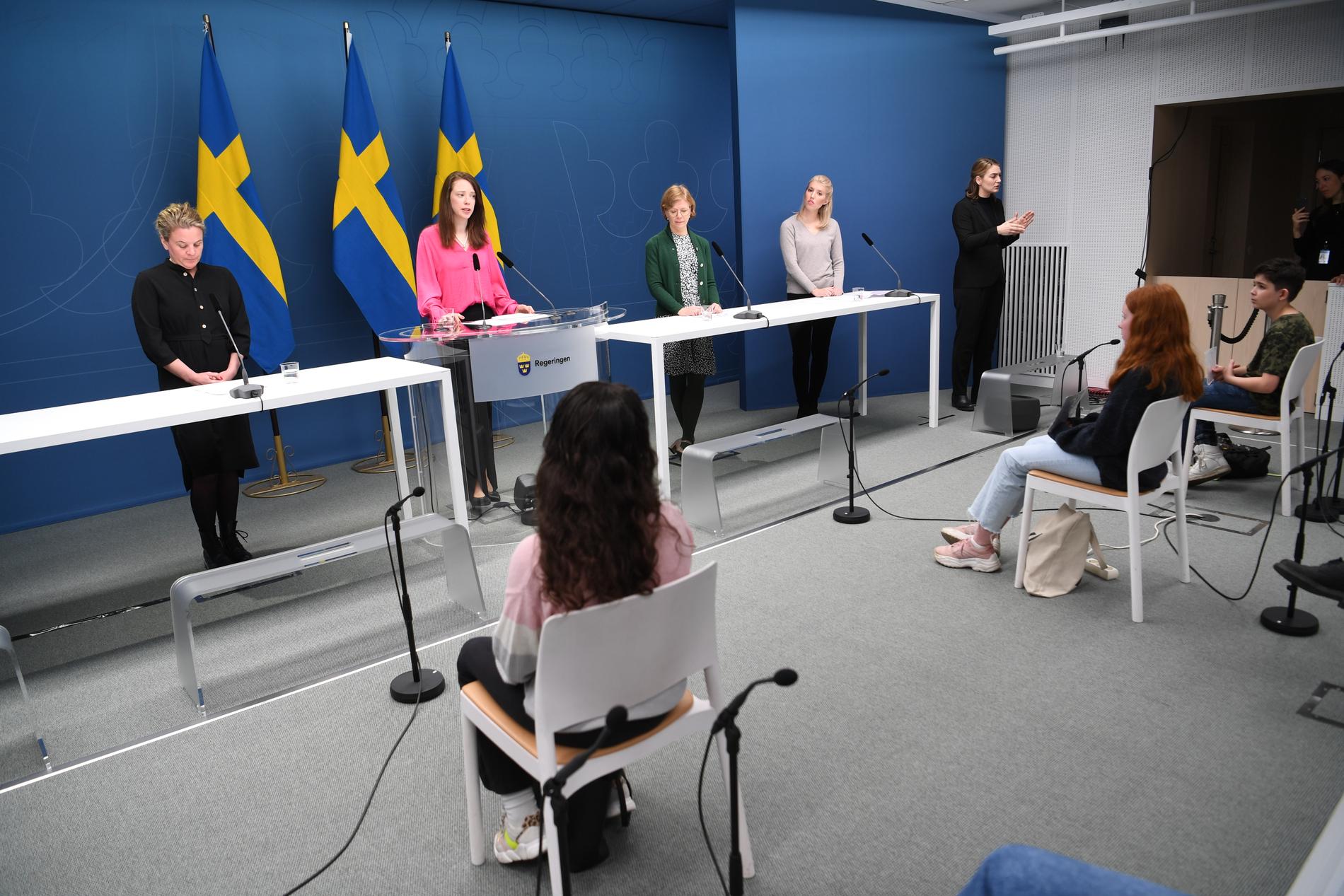 Jämställdhetsminister Åsa Lindhagen (MP) höll på måndagen pressträff tillsammans med representanter från Folkhälsomyndigheten, Myndigheten för samhällsskydd och beredskap, Socialstyrelsen samt Barnens rätt i samhället (Bris) för att besvara barns frågor om coronaviruset.