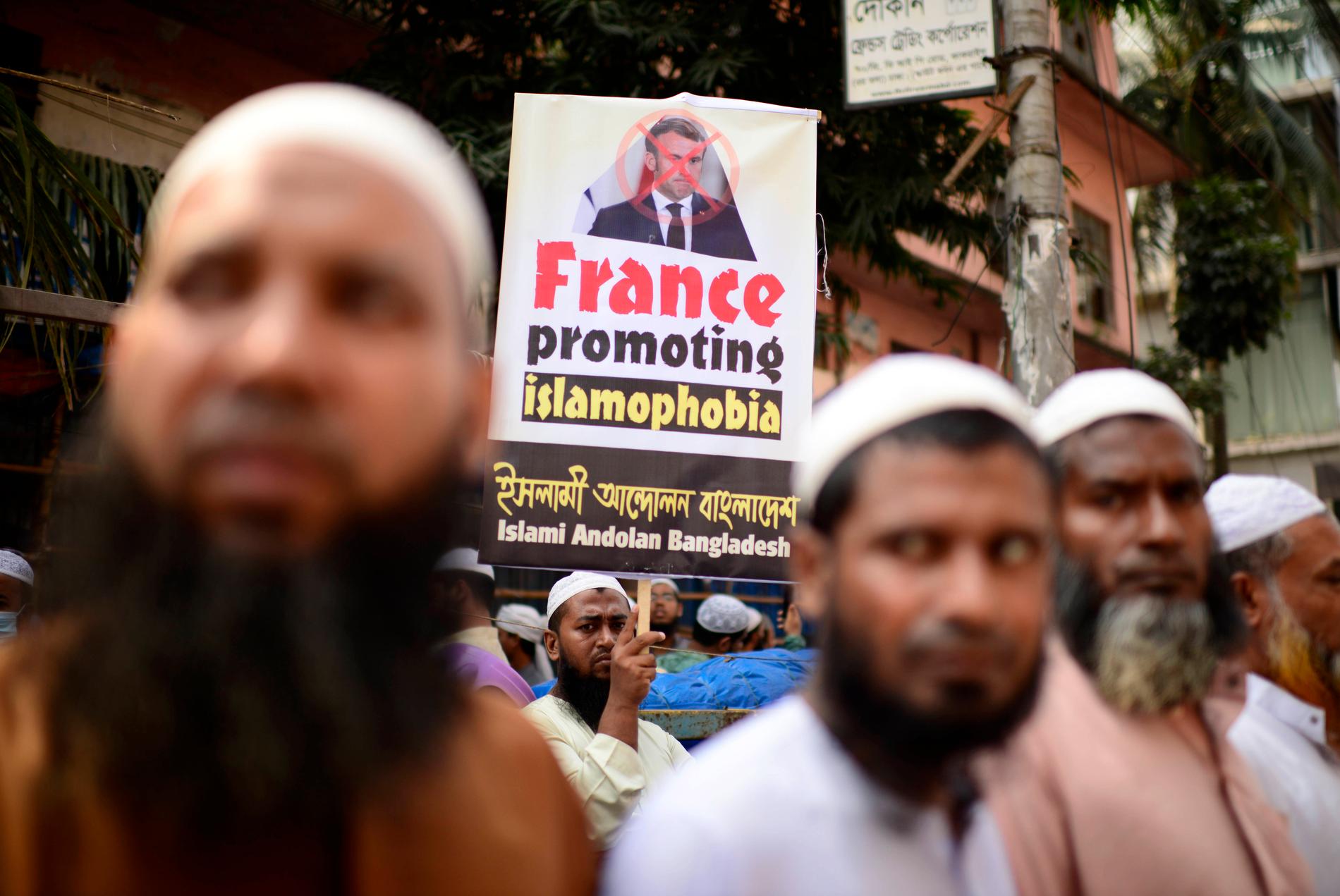 Demonstranter i Dhaka i Bangladesh under en protest i tisdags mot Frankrikes president Emmanuel Macron.