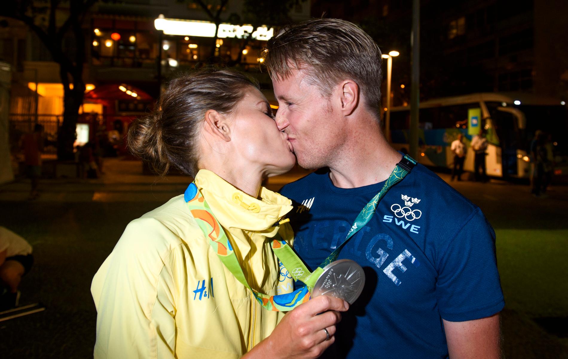Emma Johansson kysser sin make Martin Vestby