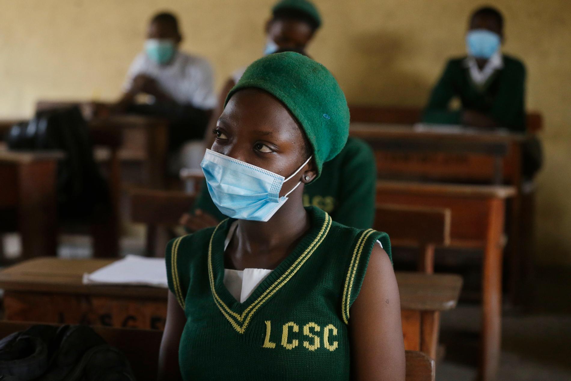 Studenter i Lagos bär munskydd för att skydda sig mot coronaviruset. Arkivbild.