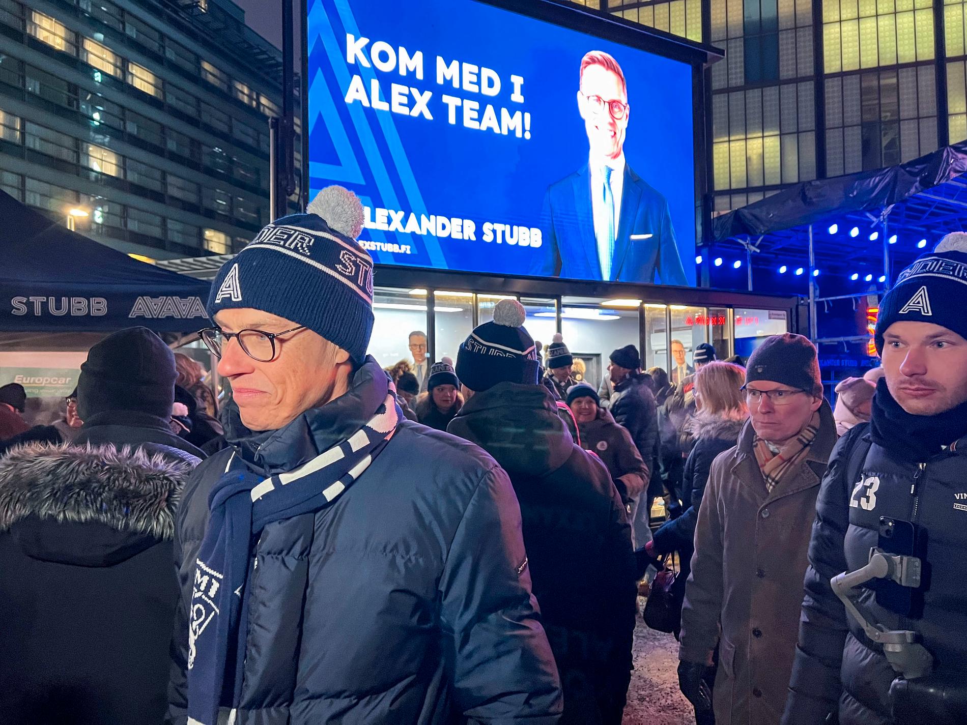 Alexander Stubb i iskylan på Narinken i centrala Helsingfors, där många väljare mötte honom på lördagen.