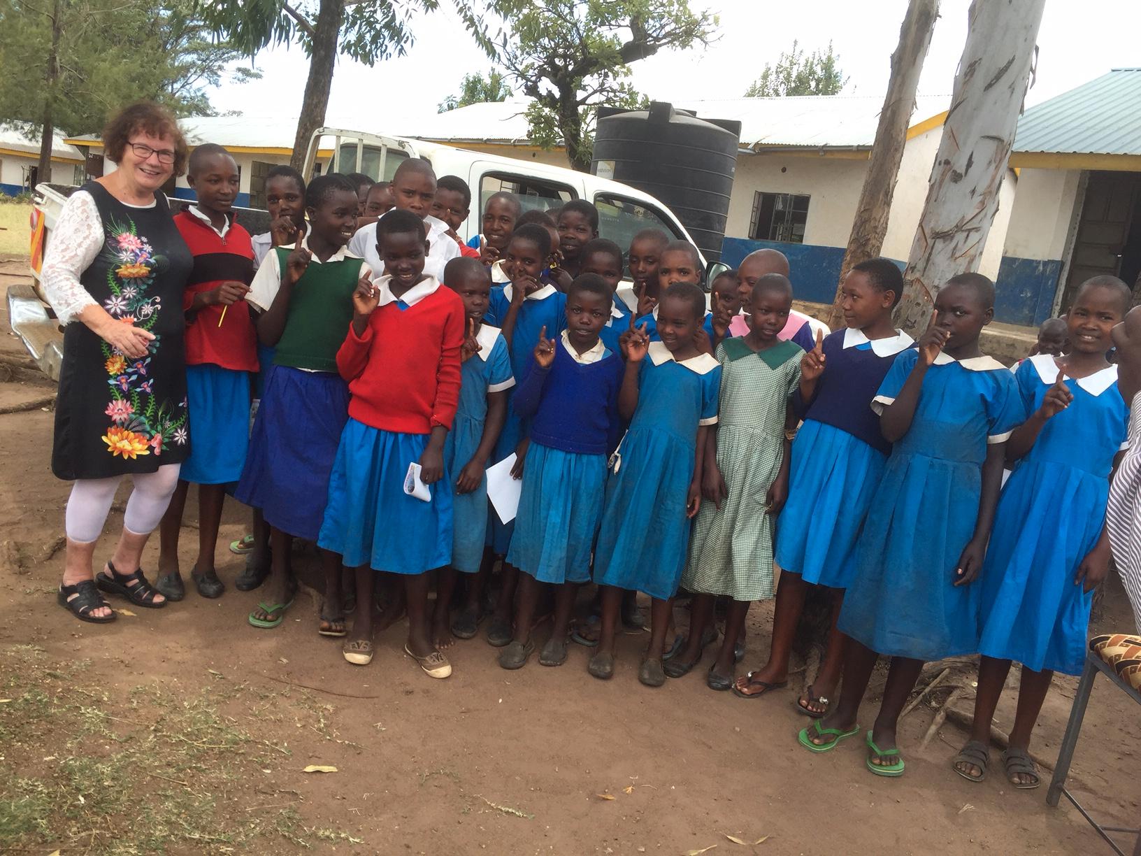 Gunilla med flickor från Kuriastammen i Kenya, dit hon rest flera gånger.