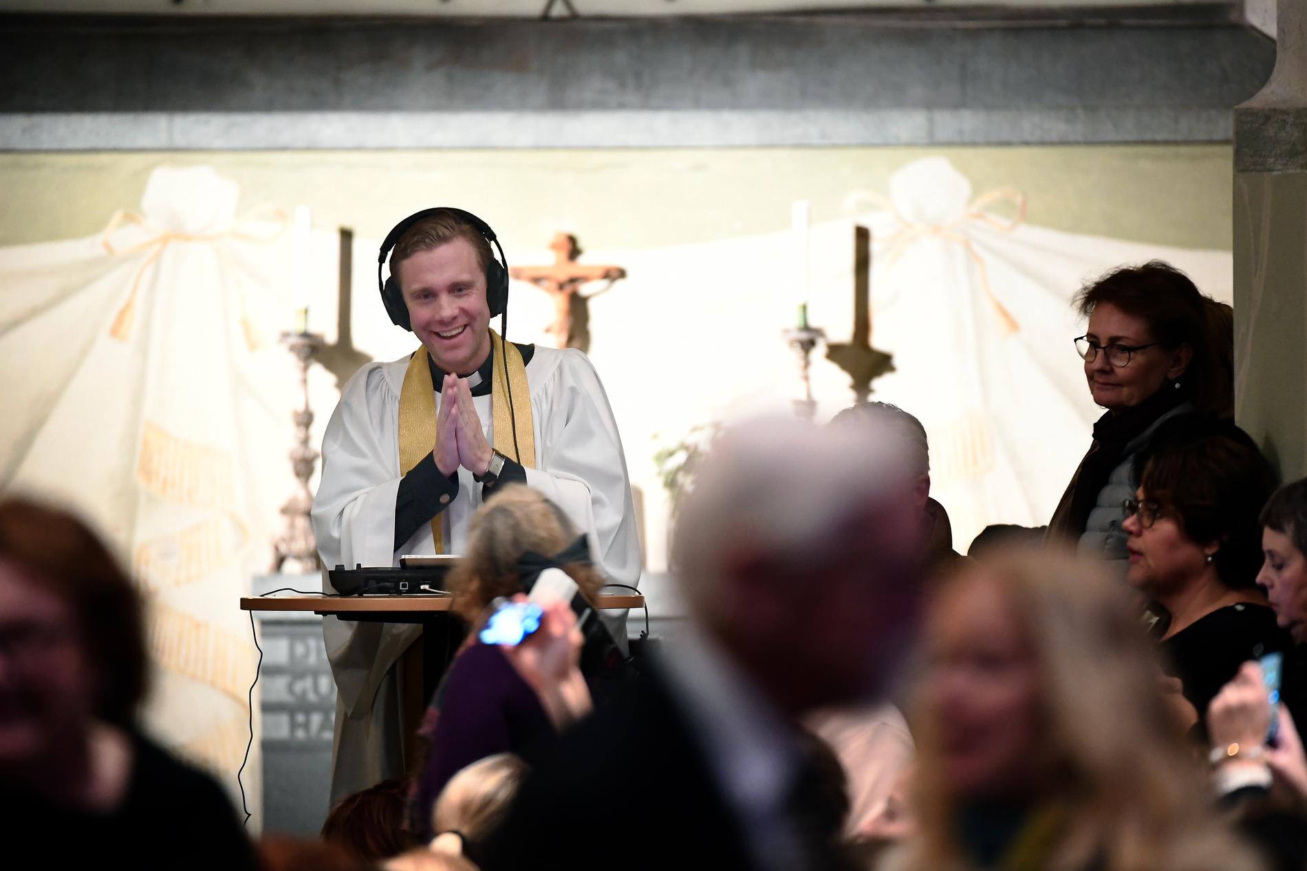 Komminister Olle Liljefors spelade Avicii-låtar innan gudstjänsten började …