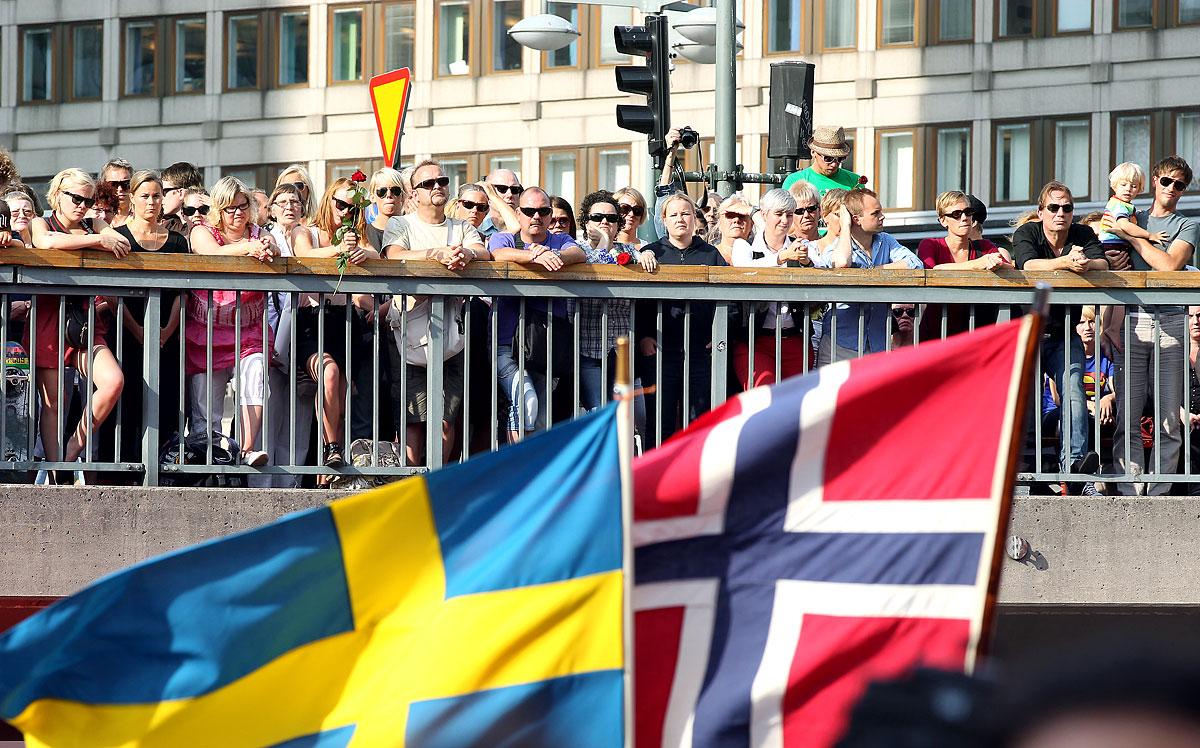 Svenska och norska flaggan vajade i vinden.