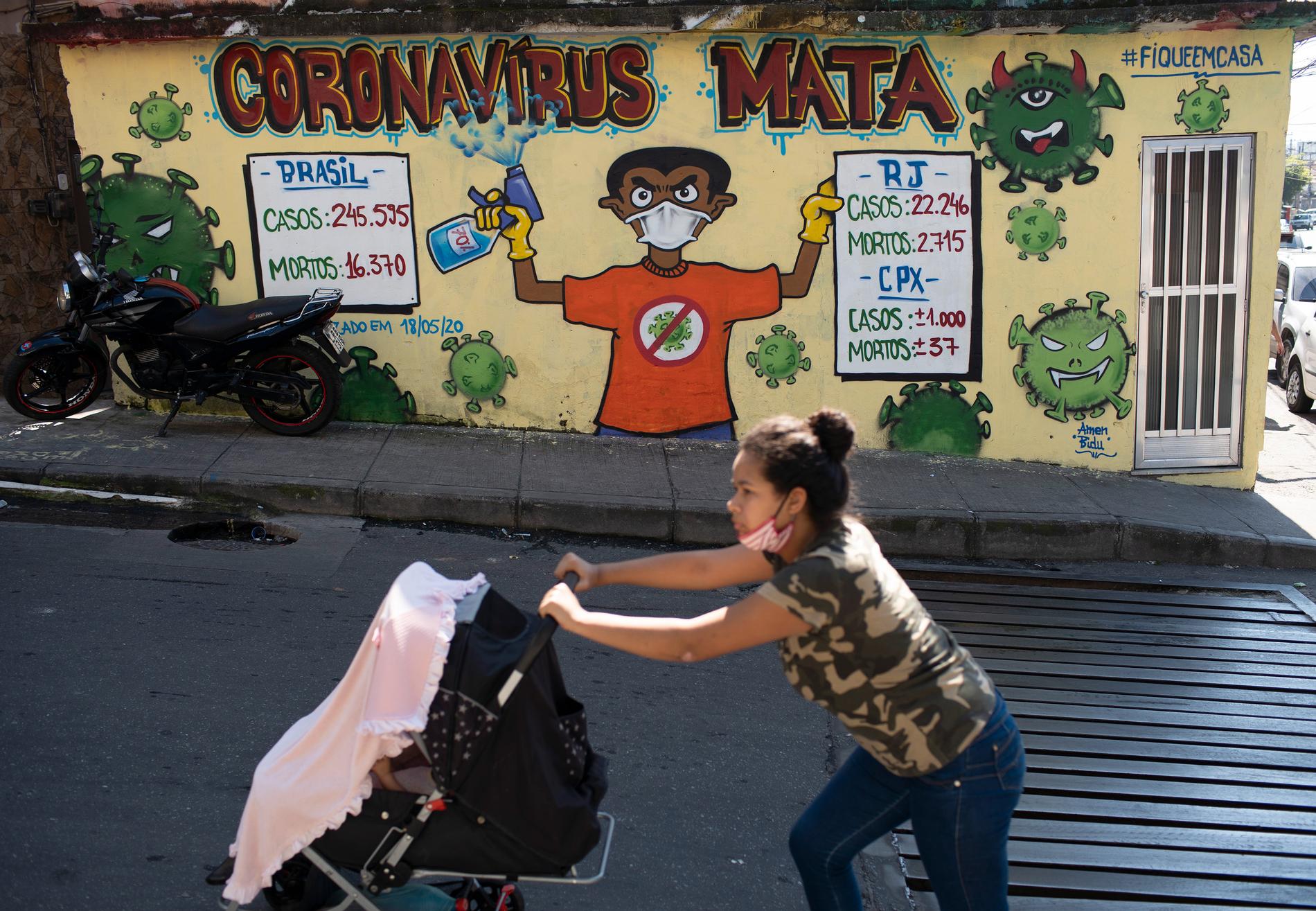 En muralmålning med texten "coronavirus dödar" syns på en vägg i kåkstaden Alemao i Rio de Janeiro. En brasiliansk domstol har nu satt stopp för polisens räder i kåkstäderna fram till dess att pandemin är över.