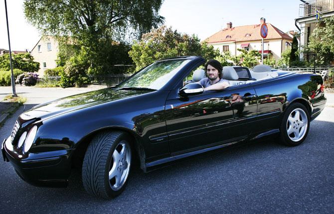 Sportbladets reporter Christoffer Svensson rattar den Mercedes-Benz CLK 430 cab som tidigare fanns i Zlatans ägo.